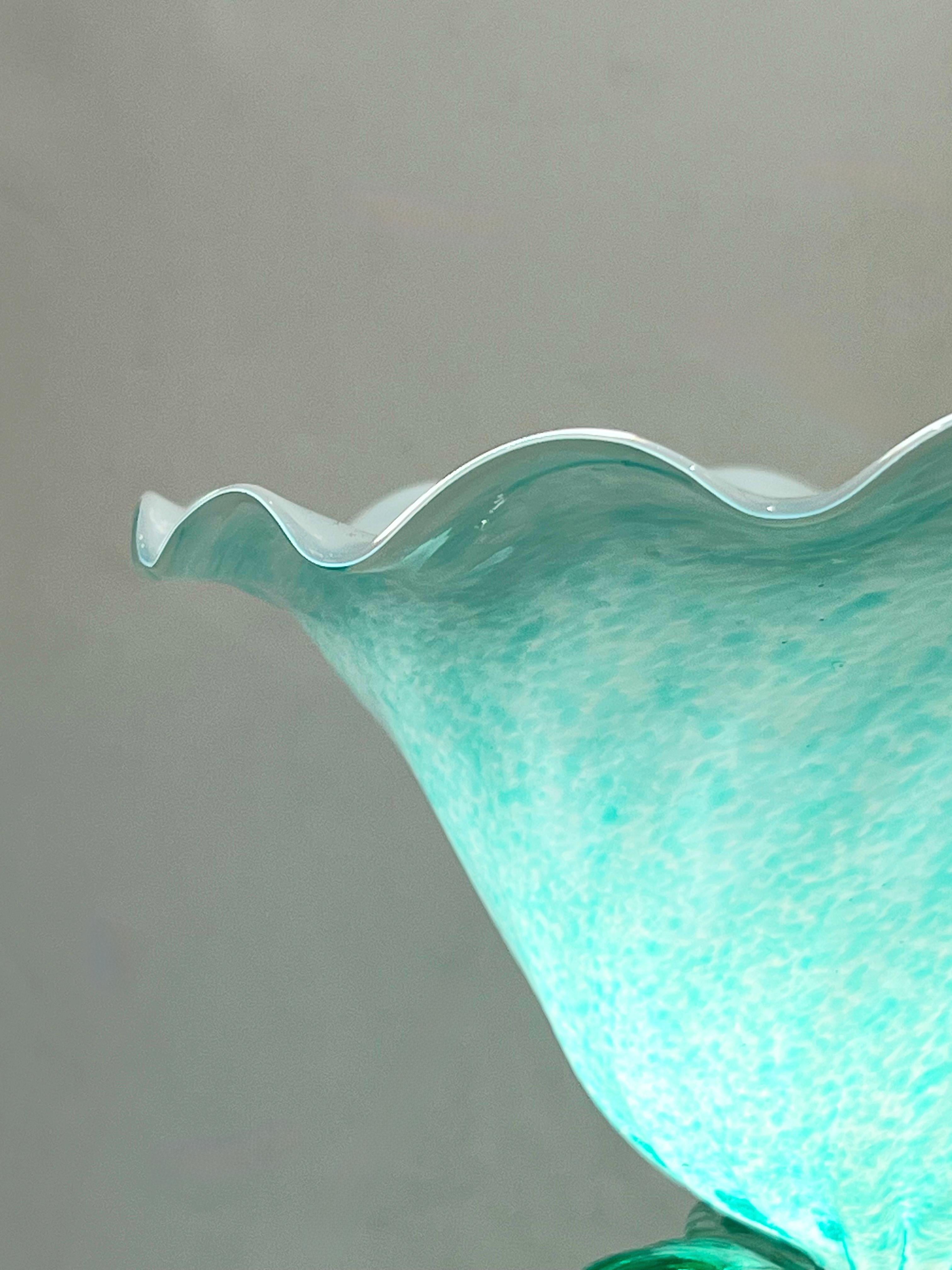 Lampada da vaso/tavolo di design italiano moderna in vetro artistico verde acquamarina con fiore acceso in vendita 1
