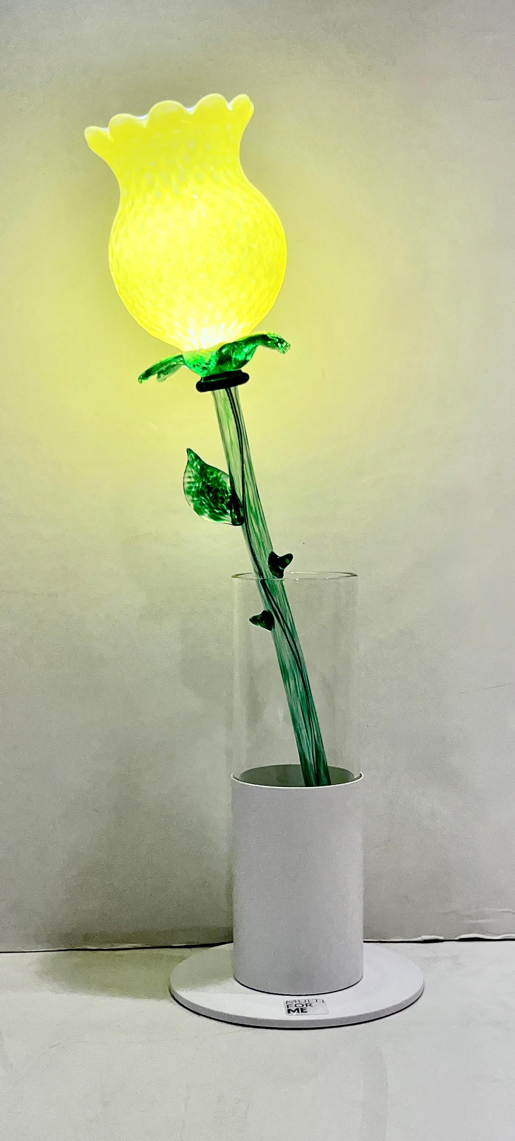 Un produit Multiforme exclusif pour Calle Interiors & Antiques : un objet décoratif unique, à la frontière entre la réalité et la fantaisie, cette lampe fleur en verre fait partie d'une collection appelée 