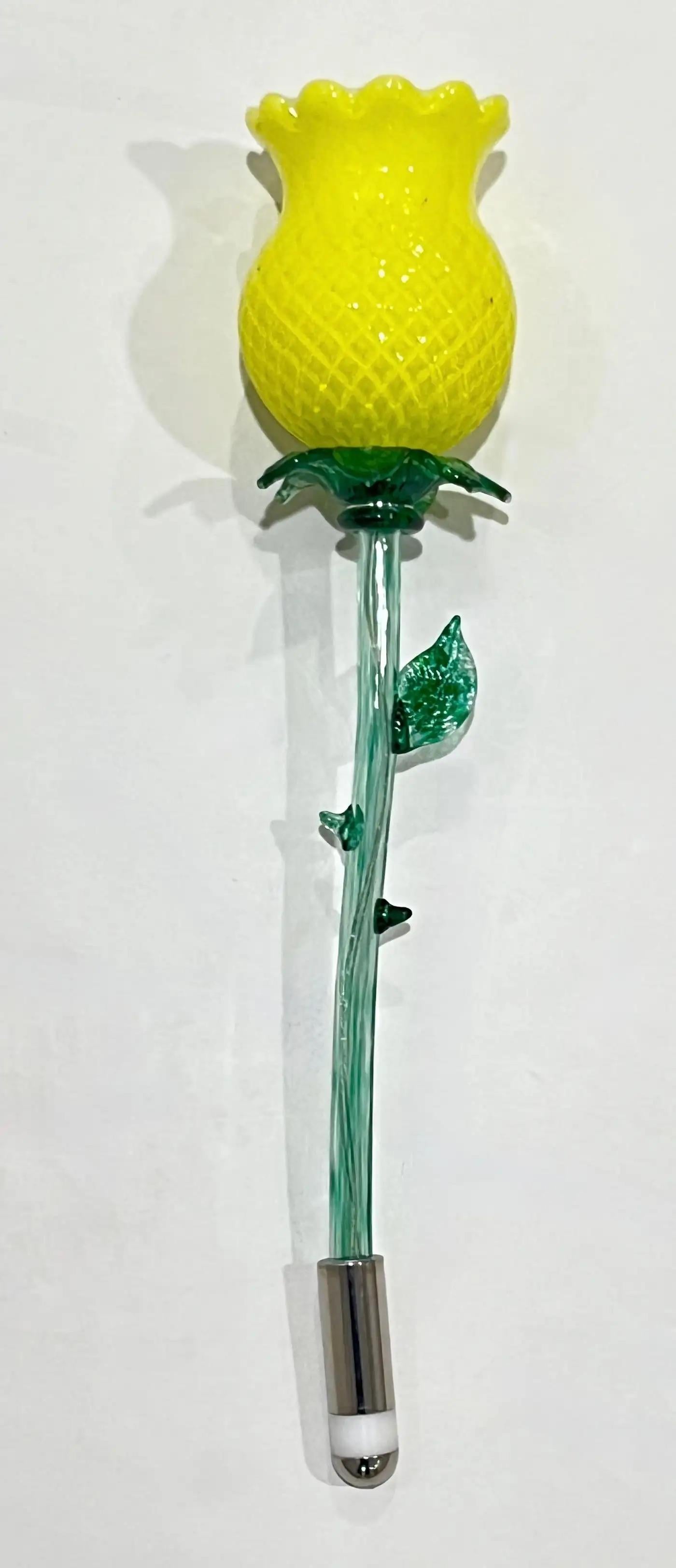 Organico moderno Lampada da tavolo/da tavolo di design italiano organica moderna in vetro artistico giallo illuminato a fiore bianco in vendita
