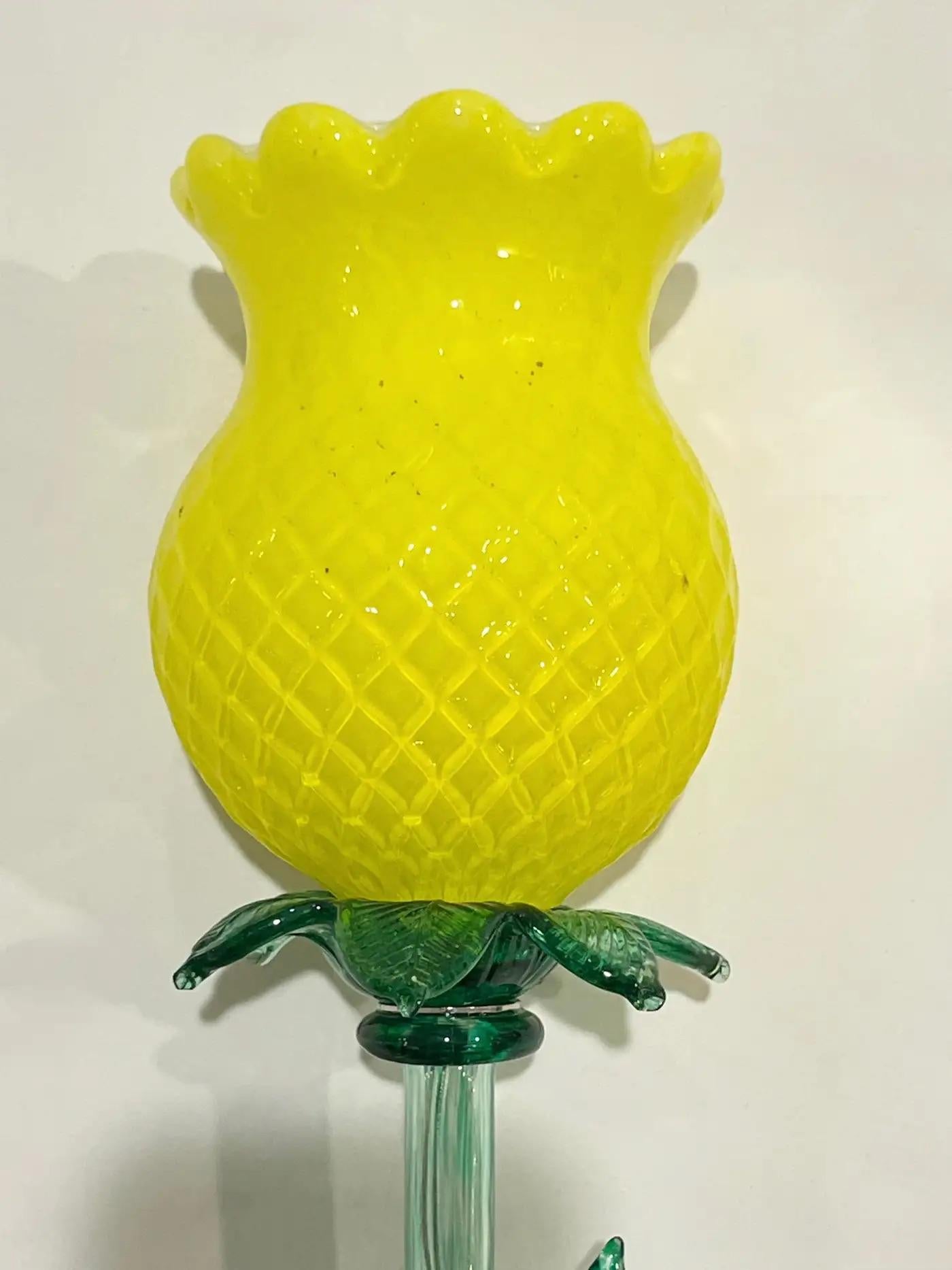 Italiano Lampada da tavolo/da tavolo di design italiano organica moderna in vetro artistico giallo illuminato a fiore bianco in vendita