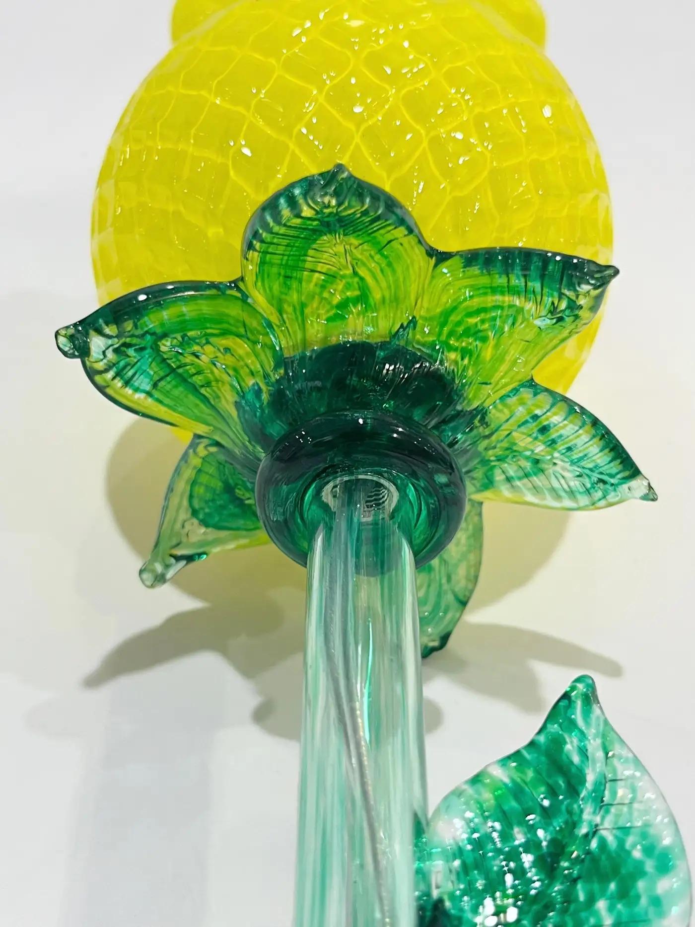 Fatto a mano Lampada da tavolo/da tavolo di design italiano organica moderna in vetro artistico giallo illuminato a fiore bianco in vendita