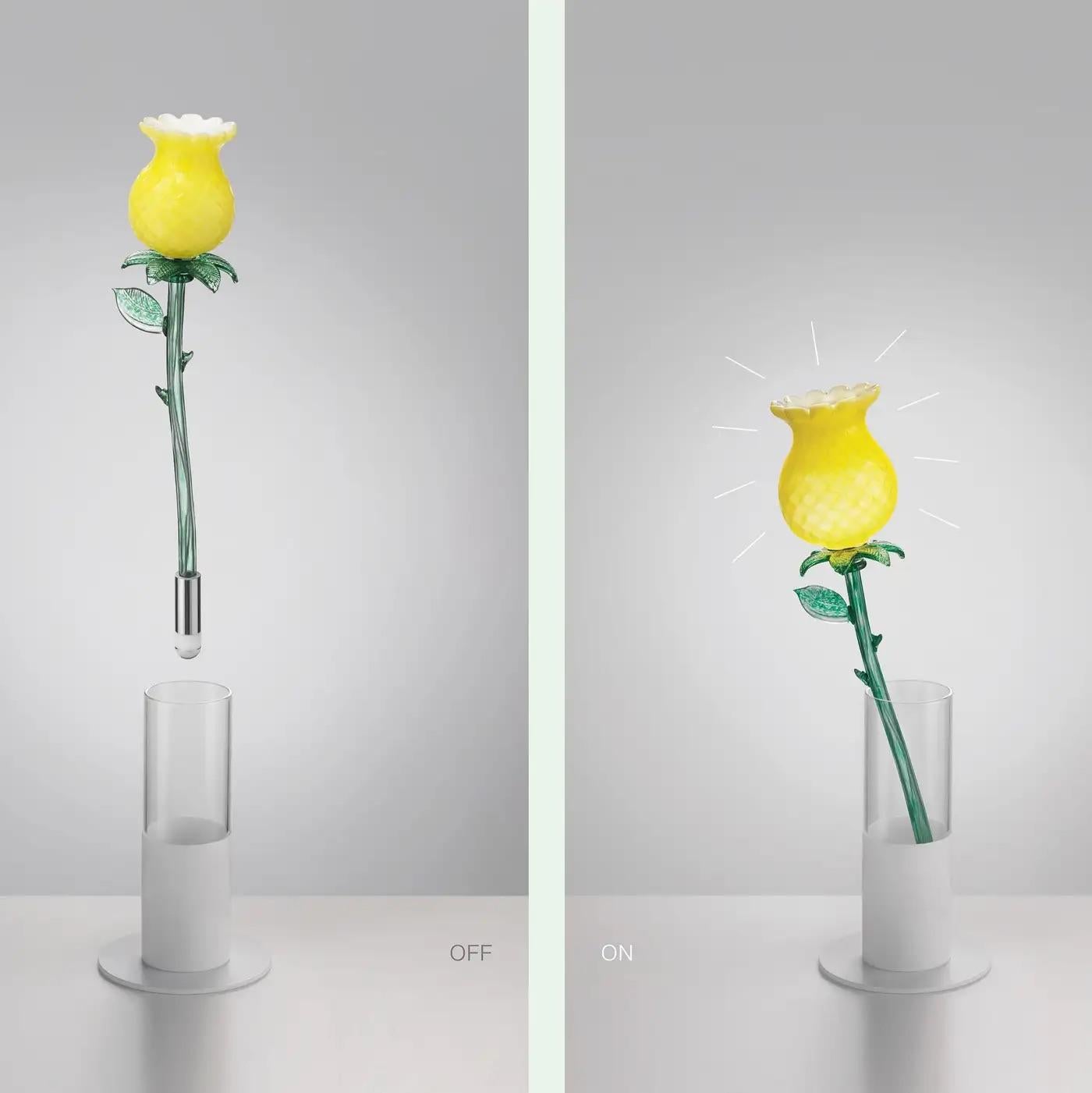 Lampada da tavolo/da tavolo di design italiano organica moderna in vetro artistico giallo illuminato a fiore bianco In condizioni Nuovo in vendita a New York, NY