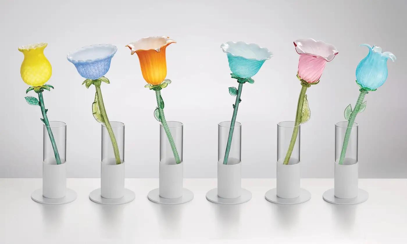 XXI secolo e contemporaneo Lampada da tavolo/da tavolo di design italiano organica moderna in vetro artistico giallo illuminato a fiore bianco in vendita