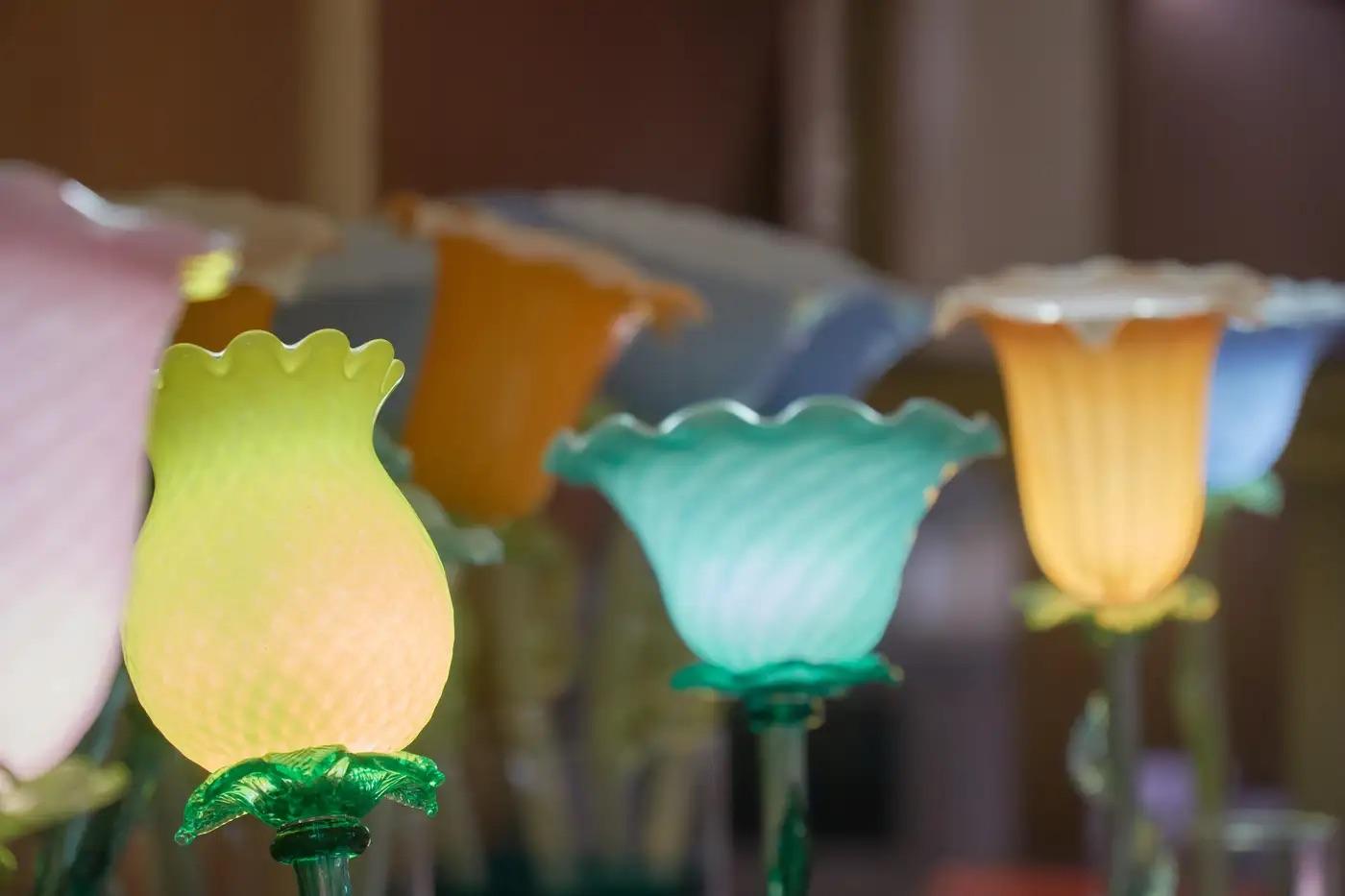 Metallo Lampada da tavolo/da tavolo di design italiano organica moderna in vetro artistico giallo illuminato a fiore bianco in vendita