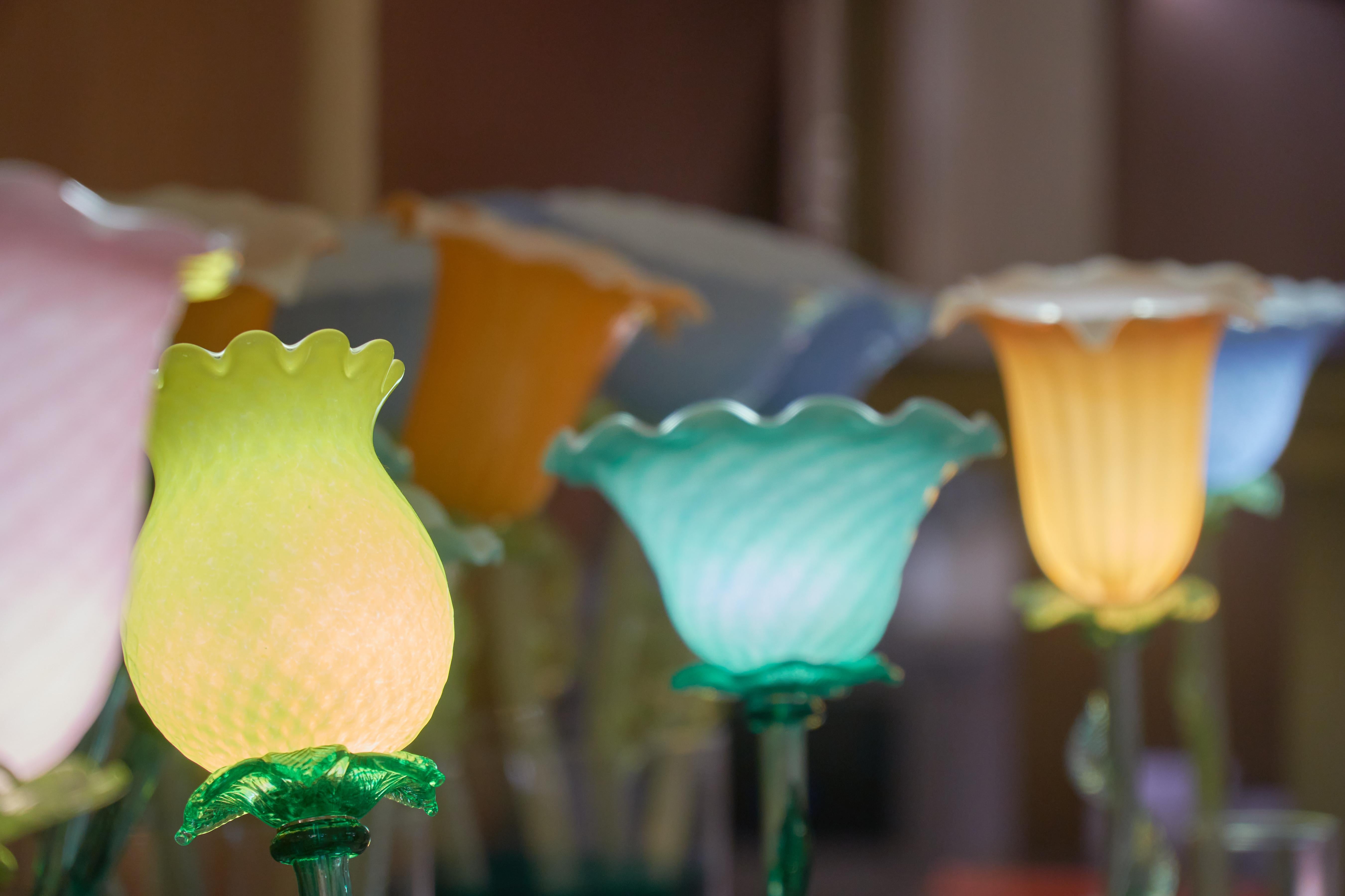 Métal Lampe de table/de vase en verre d'art à fleurs éclairées, jaune, Design Modernity Italian Design en vente