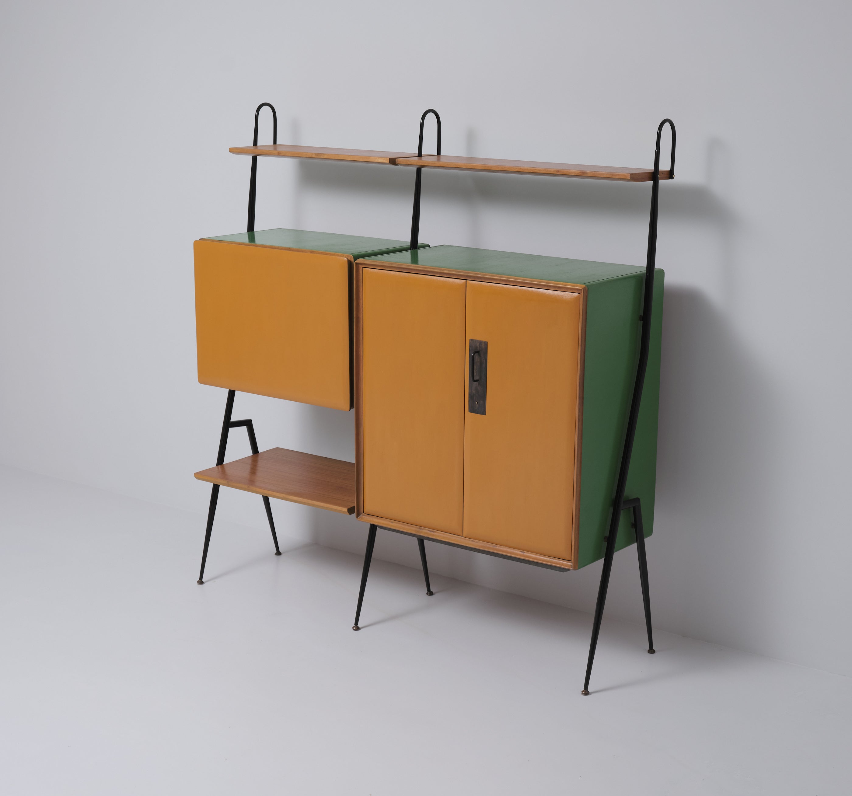 Explore this exquisite modular bookcase, a testament to Italian design excellence by Silvio Cavatorta, creatively improved by RETRO4M. This self-standing wall unit is a true embodiment of mid-century sophistication.

Completely restored to its