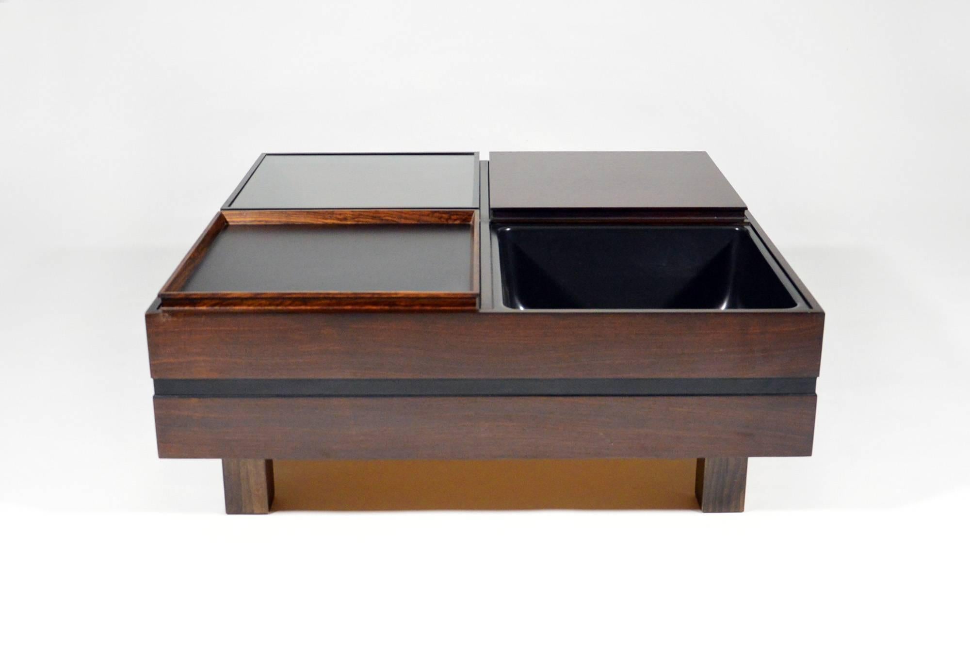 Modular coffe table produced by Sormani in 1960s.
The table is divided into four compartments:
- One empty, it can be used as a magazine rack;
- One with a plastic tray, which can be used as a bar or cache-pot;
- One with a removable tray, to