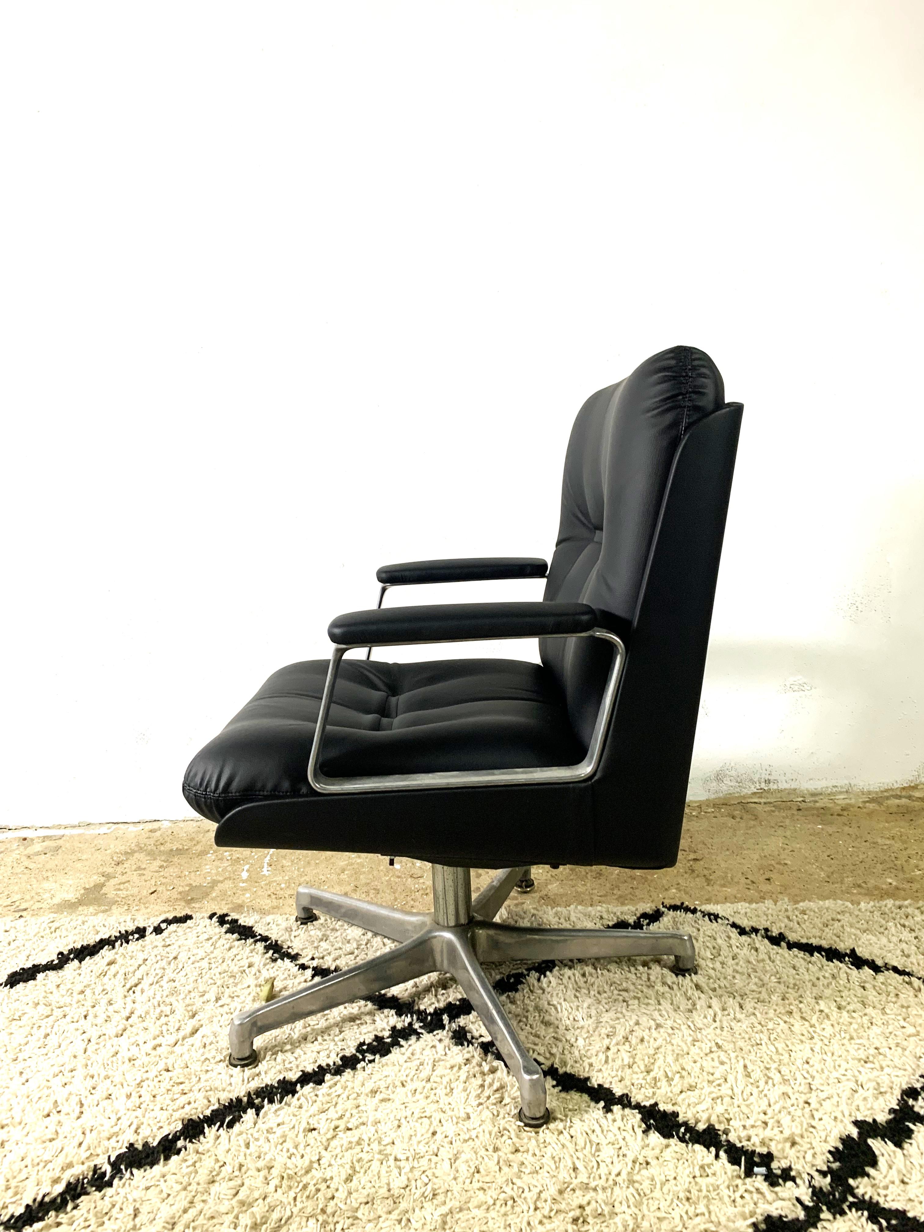 Italian Design Office Leatherette Armchair By Vaghi For Sale 1