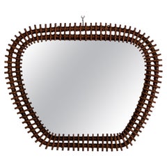 Espejo de pared de bambú orgánico y mimbre de diseño italiano con forma inusual, años 70