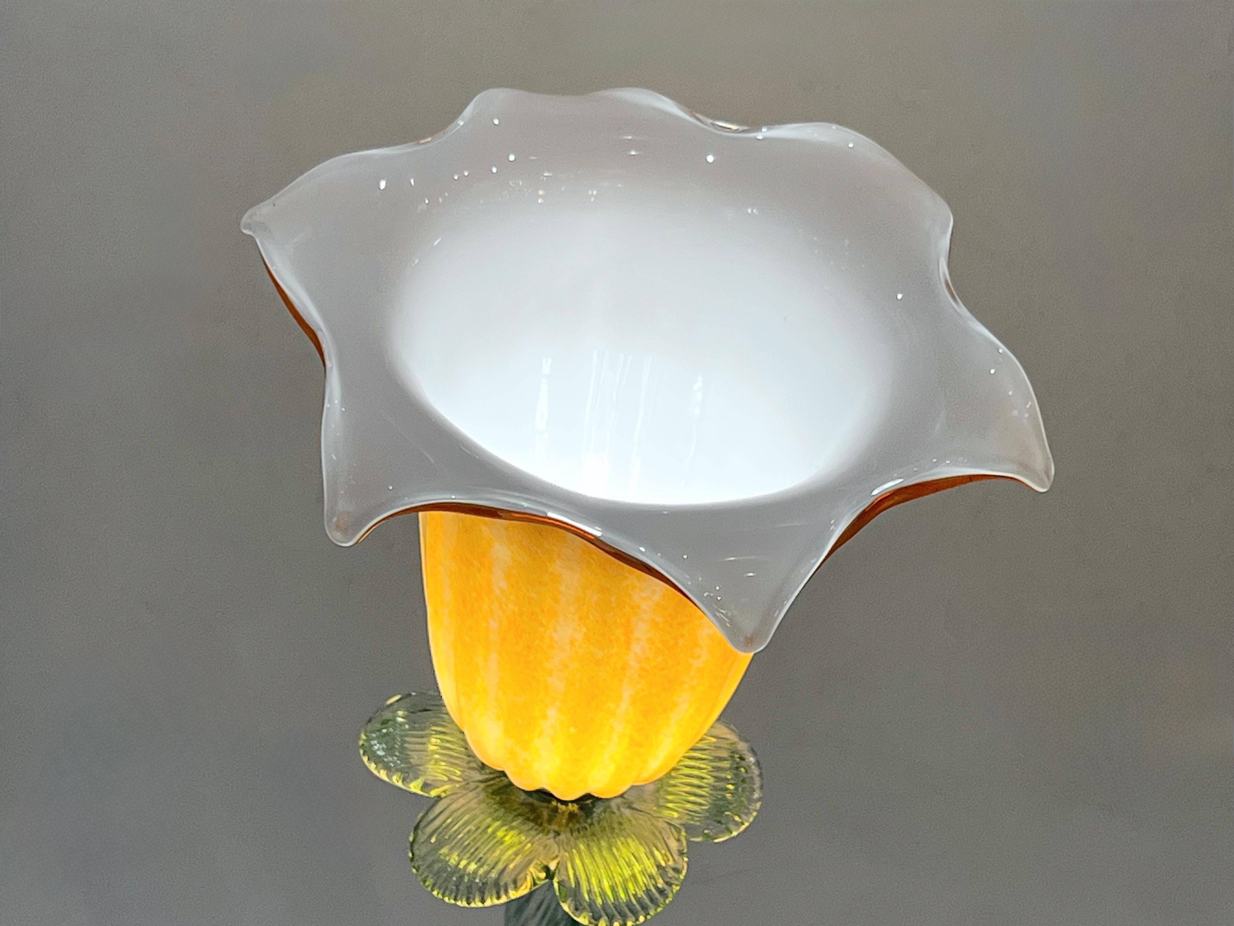 Italian Design Organic Modern Orange Art Glass Lit Flower White Vase/Tischlampe im Angebot 6