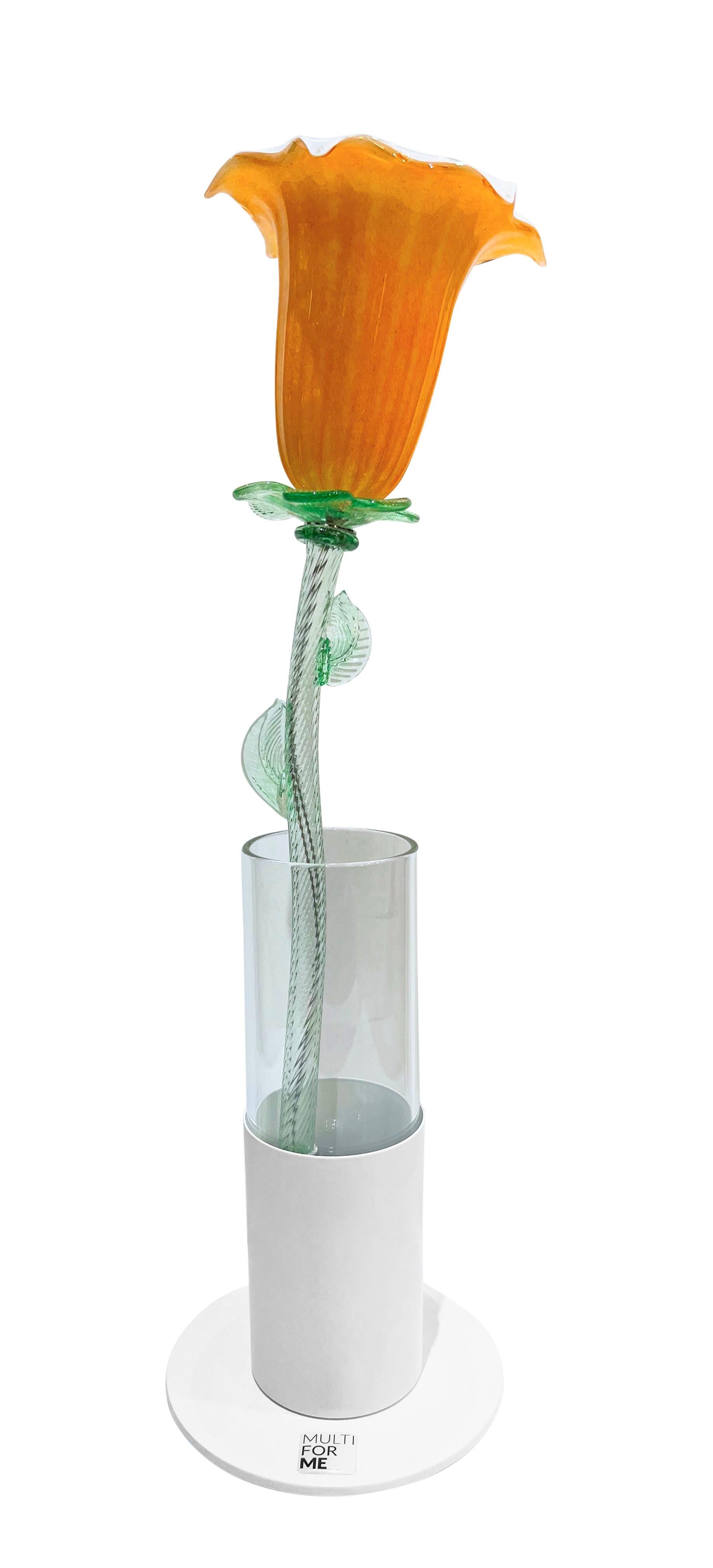 Ein exklusives Produkt von Multiforme für Cosulich Interiors & Antiques: ein einzigartiges Deko-Objekt an der Grenze zwischen Realität und Fantasie. Diese Blumenleuchte aus Glas in einem Orange, das an die Farben der Morgendämmerung erinnert, ist