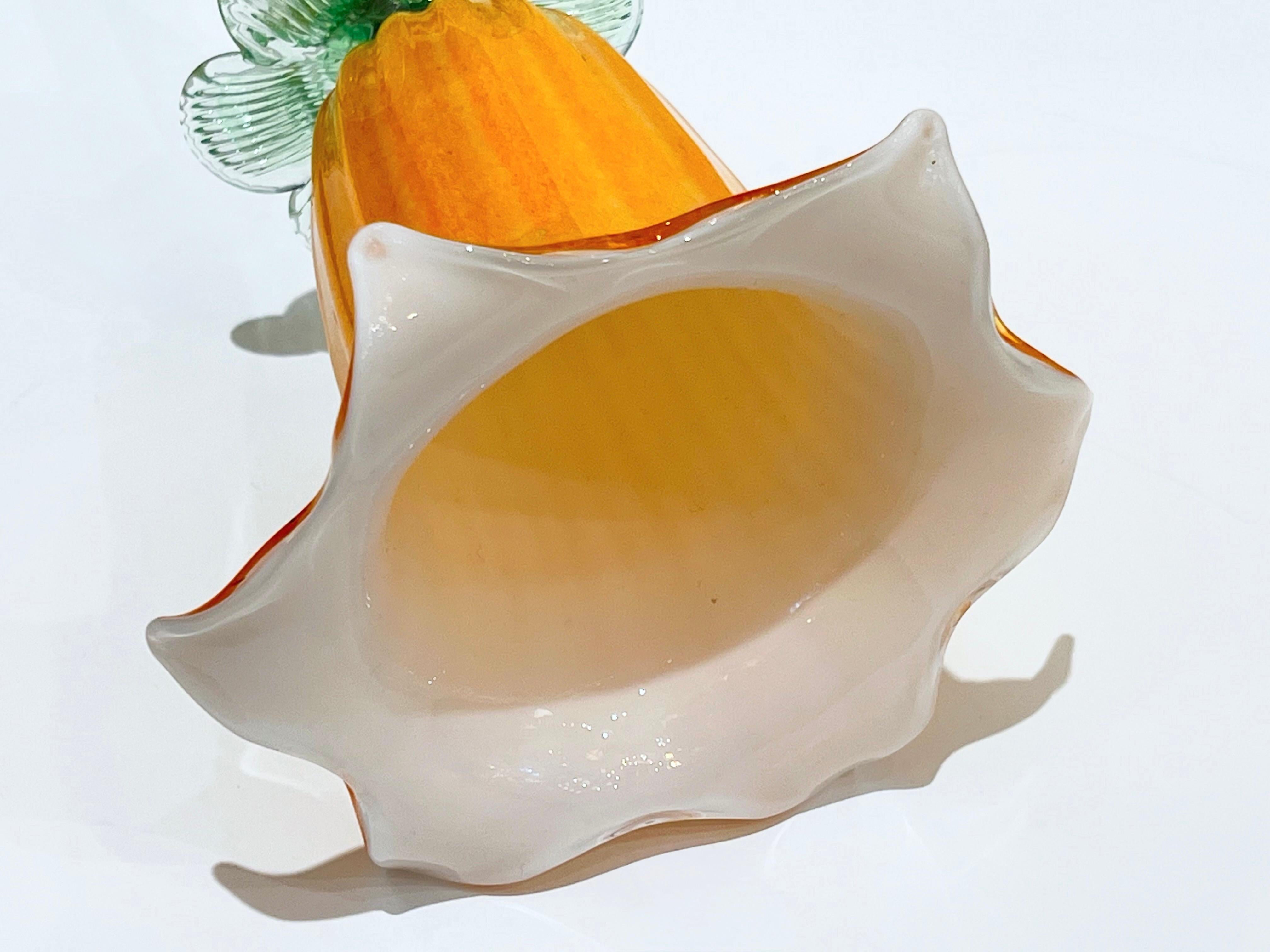 Organique Lampe de vase/table italienne moderne organique orange Art Glass Lit Flower White en vente