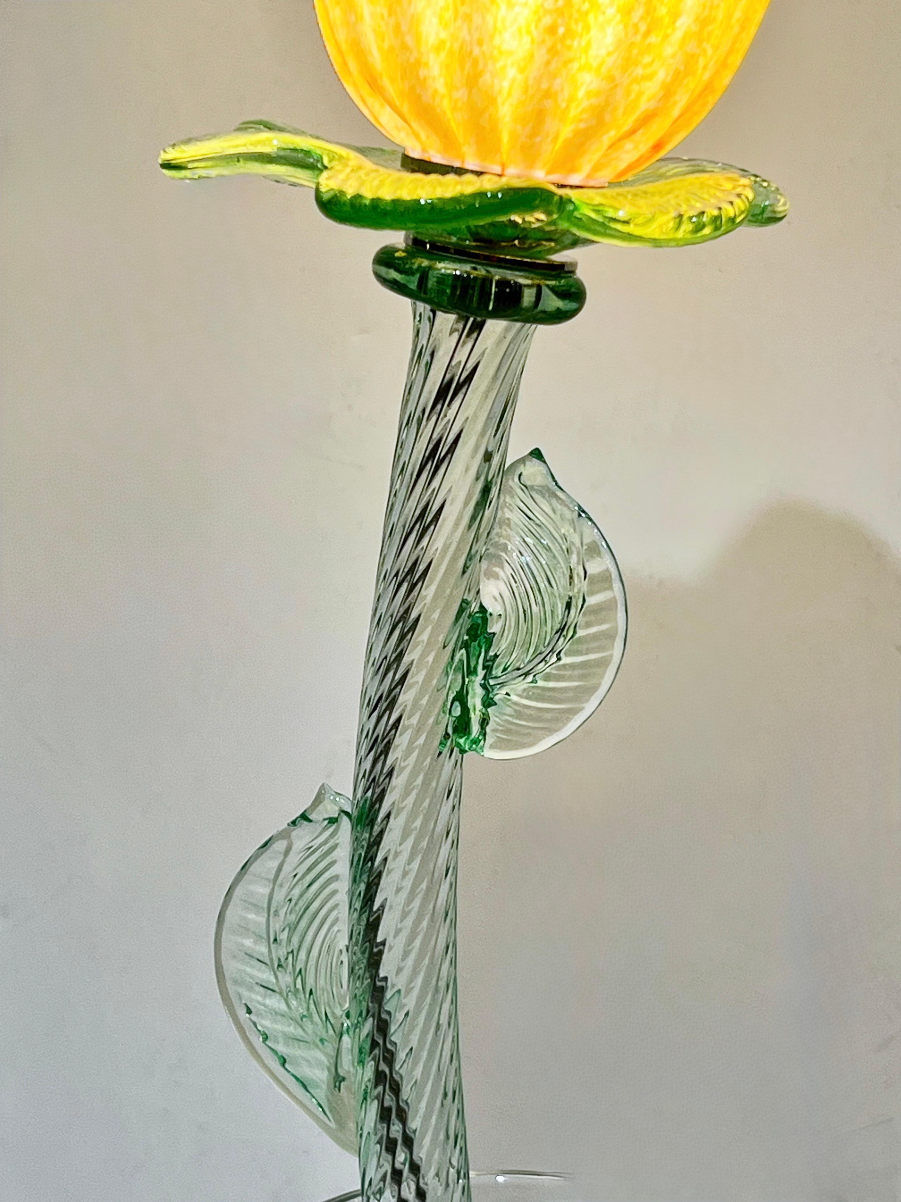 Fait main Lampe de vase/table italienne moderne organique orange Art Glass Lit Flower White en vente