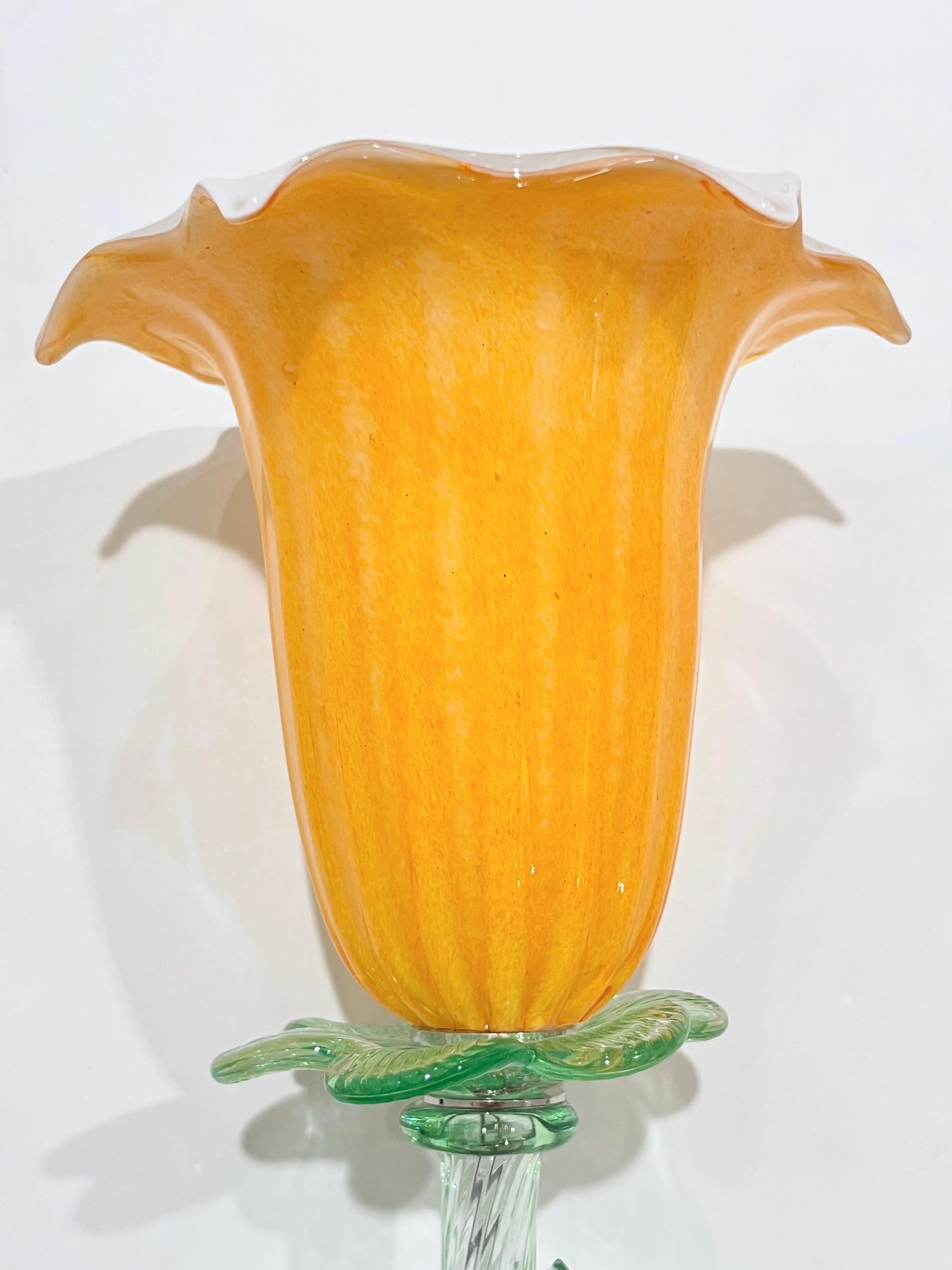 XXIe siècle et contemporain Lampe de vase/table italienne moderne organique orange Art Glass Lit Flower White en vente