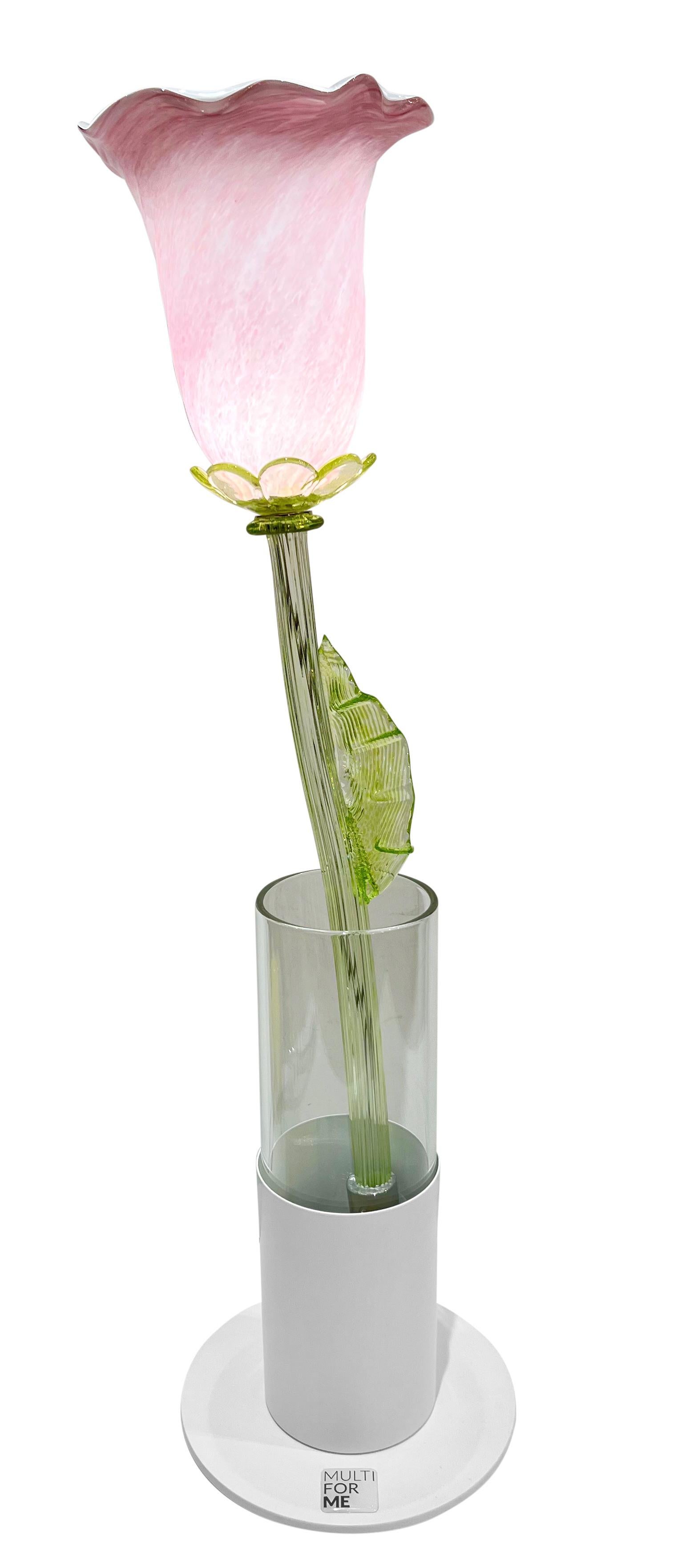 Un produit Multiforme exclusif pour Cosulich Interiors & Antiques : un objet décoratif unique, à la frontière entre la réalité et la fantaisie, cette lampe fleur en verre, de couleur rose blush, légère comme un murmure, fait partie d'une collection