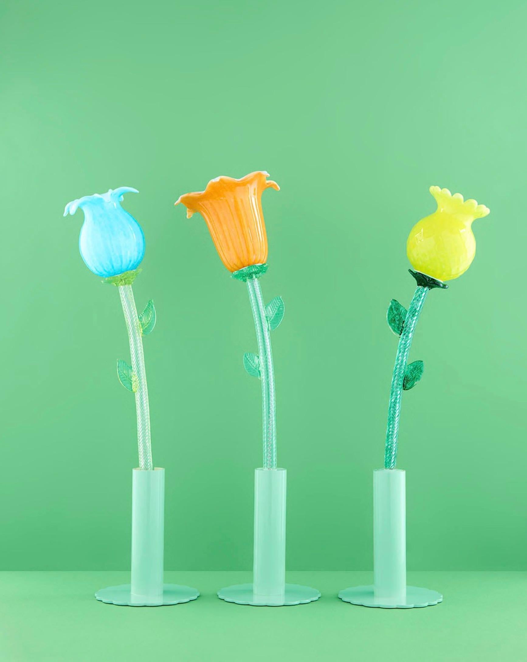Lampada da tavolo/da tavolo di design italiano organica moderna in vetro artistico giallo illuminato a fiore bianco in vendita 2