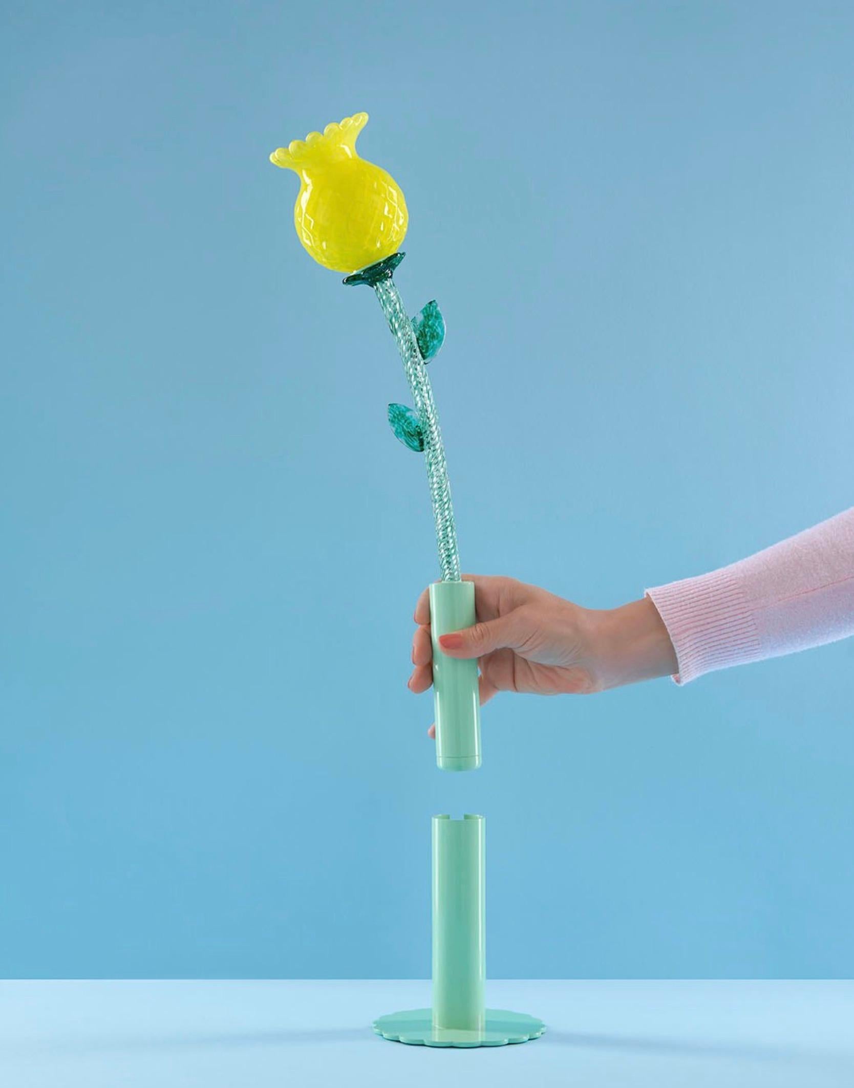Lampada da tavolo/da tavolo di design italiano organica moderna in vetro artistico giallo illuminato a fiore bianco in vendita 3