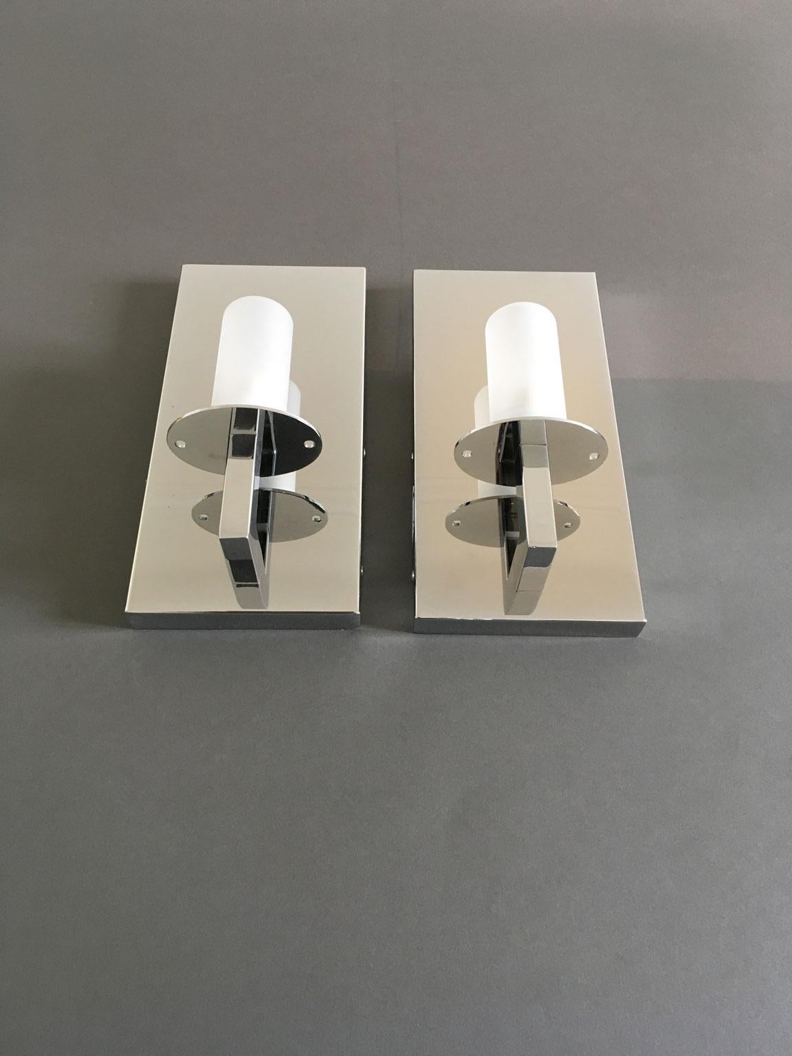 This pair of wall lights is totally made in Italy. They have an essential and minimal shape that make them perfectly matching everywhere. It is easy to armonized them in every room of your home, or to put them on the sides of the mirror in the