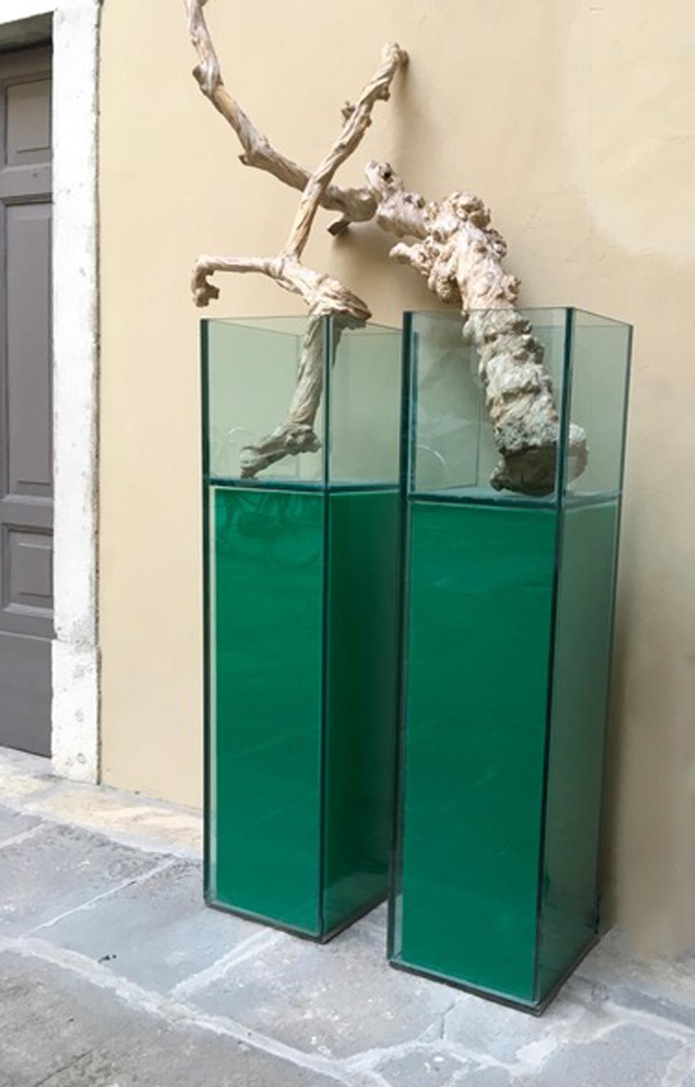 Paire de piédestaux en cristal vert éclairé et transparent de conception italienne avec vases à l'intérieur en vente 5