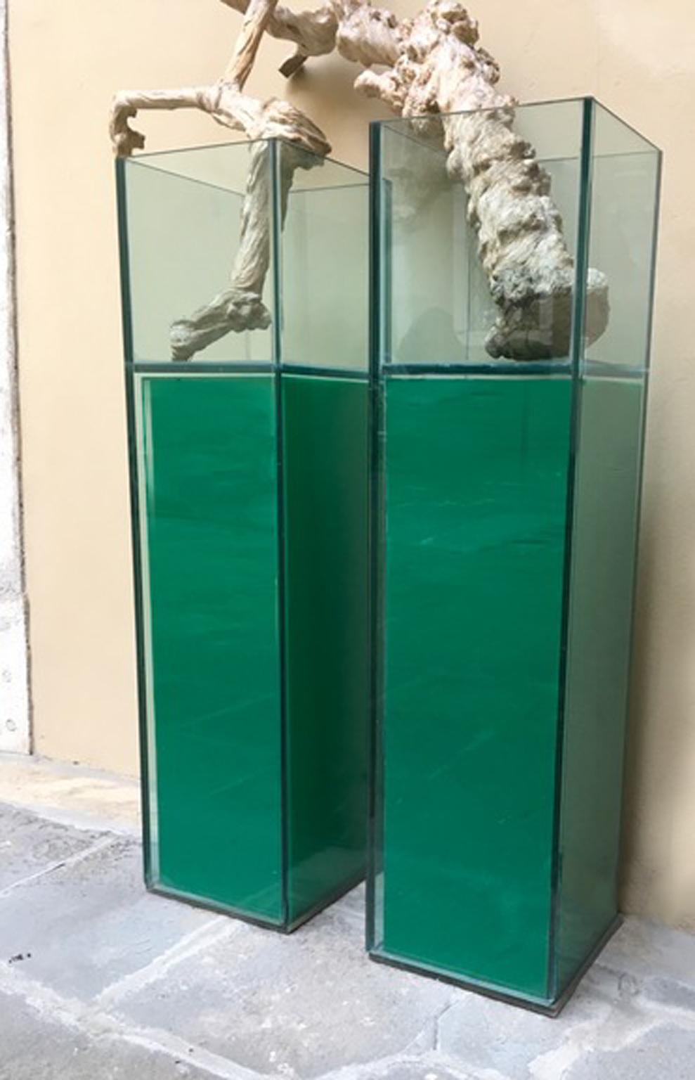 Paar italienischer Design-Sockel aus grünem, beleuchtetem, klarem Kristall, innen mit Vasen im Angebot 13