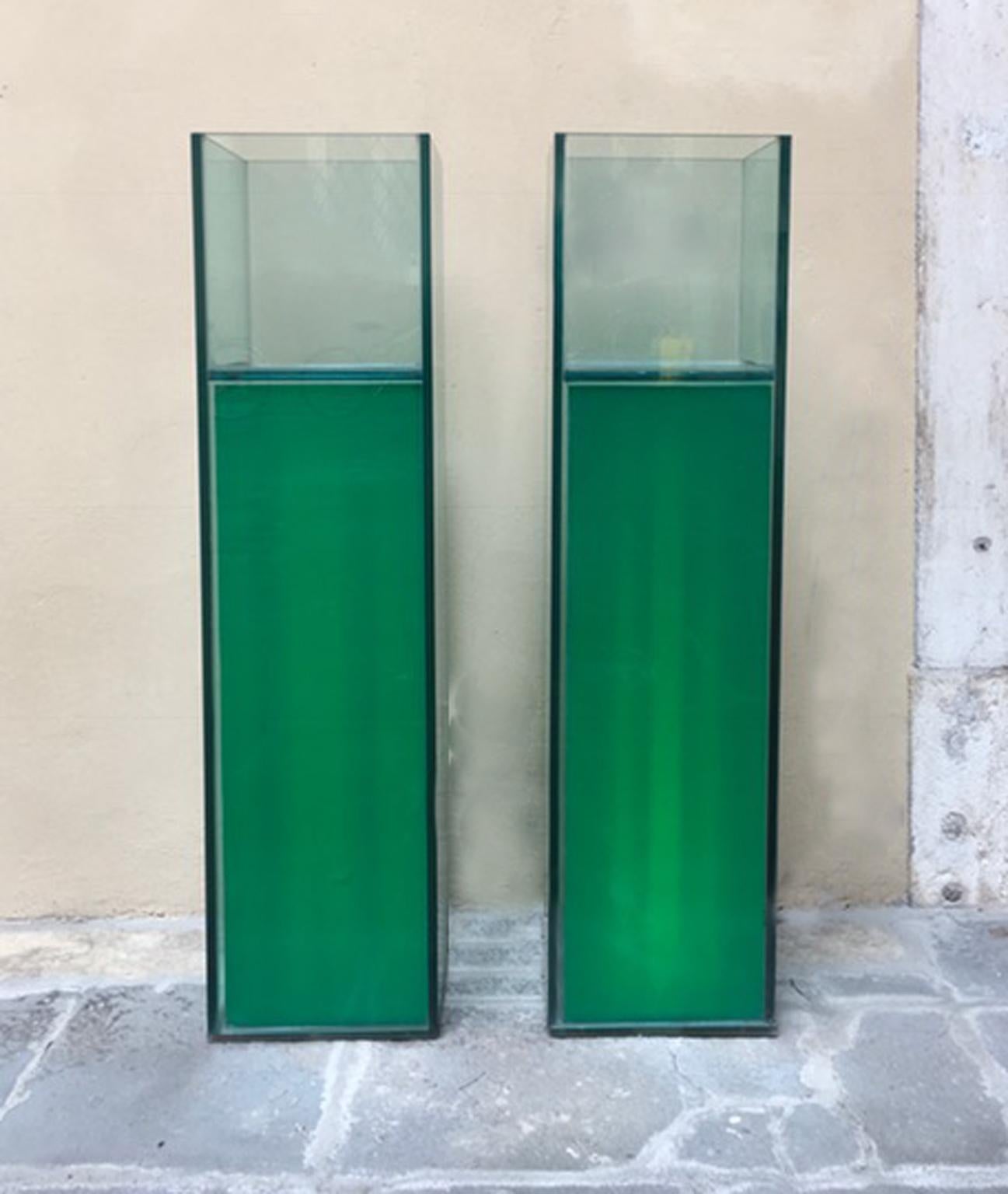 Moderne Paire de piédestaux en cristal vert éclairé et transparent de conception italienne avec vases à l'intérieur en vente