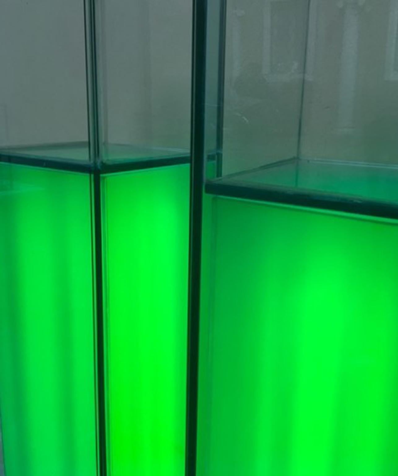 Fait main Paire de piédestaux en cristal vert éclairé et transparent de conception italienne avec vases à l'intérieur en vente