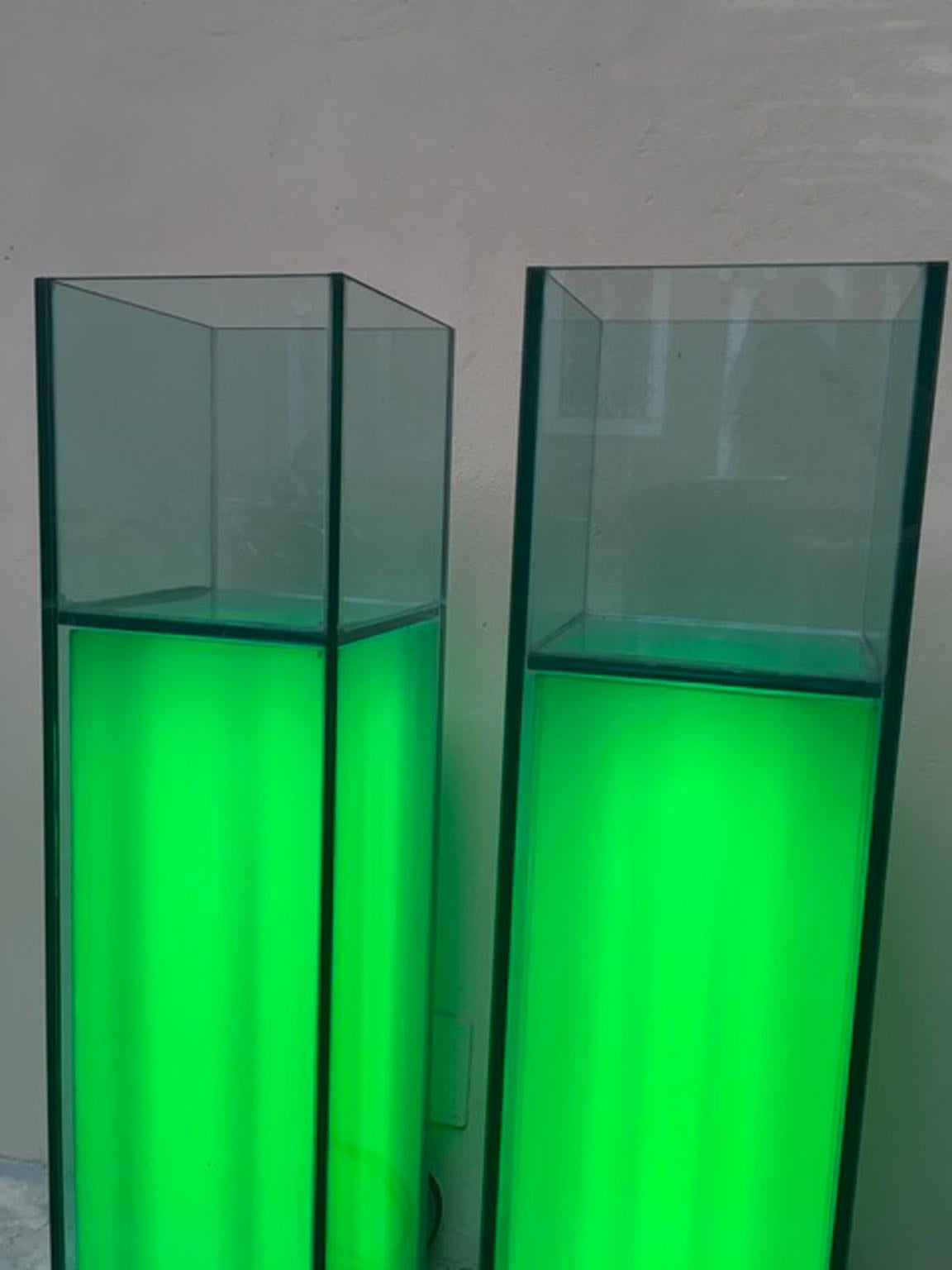 Paire de piédestaux en cristal vert éclairé et transparent de conception italienne avec vases à l'intérieur Bon état - En vente à Brescia, IT