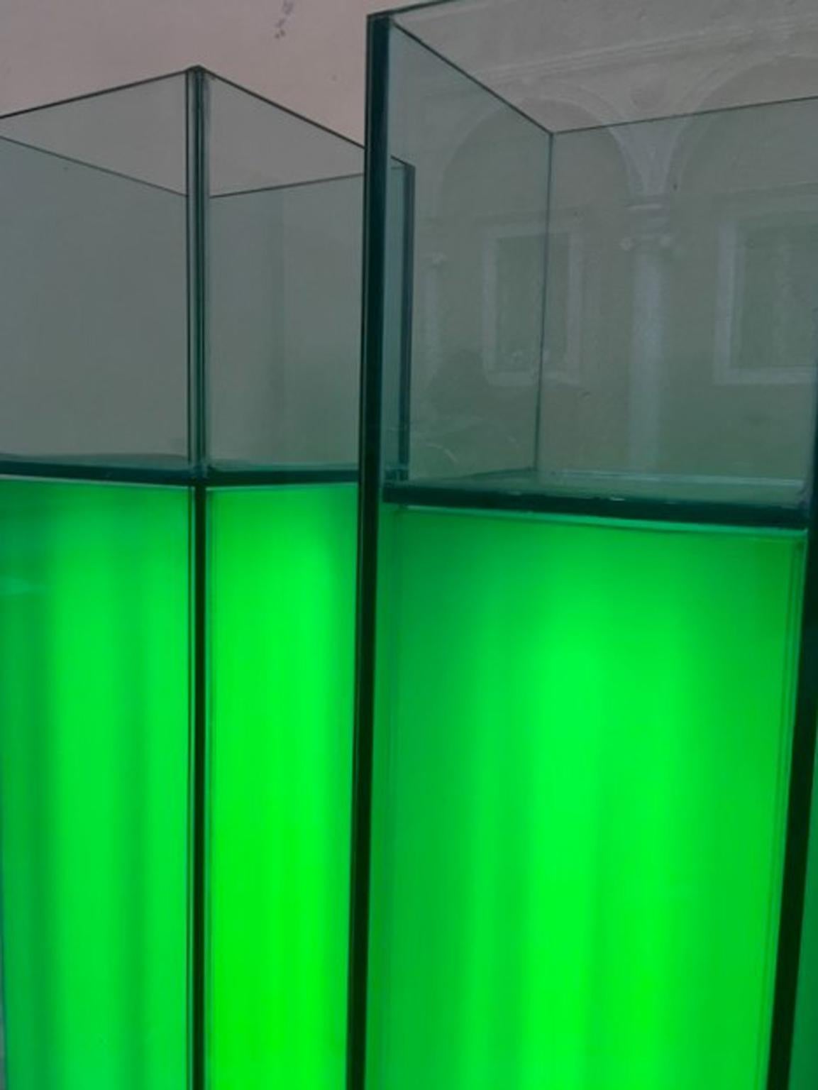 Paar italienischer Design-Sockel aus grünem, beleuchtetem, klarem Kristall, innen mit Vasen im Zustand „Gut“ im Angebot in Brescia, IT