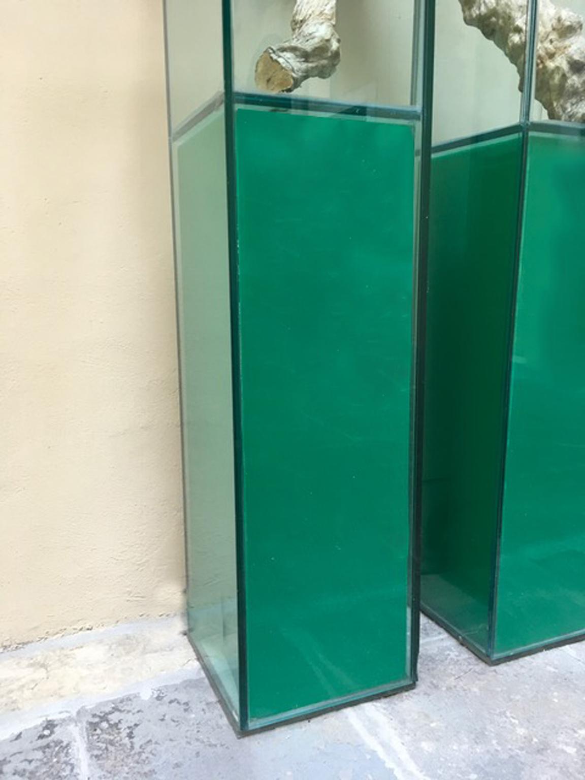 Paire de piédestaux en cristal vert éclairé et transparent de conception italienne avec vases à l'intérieur en vente 2