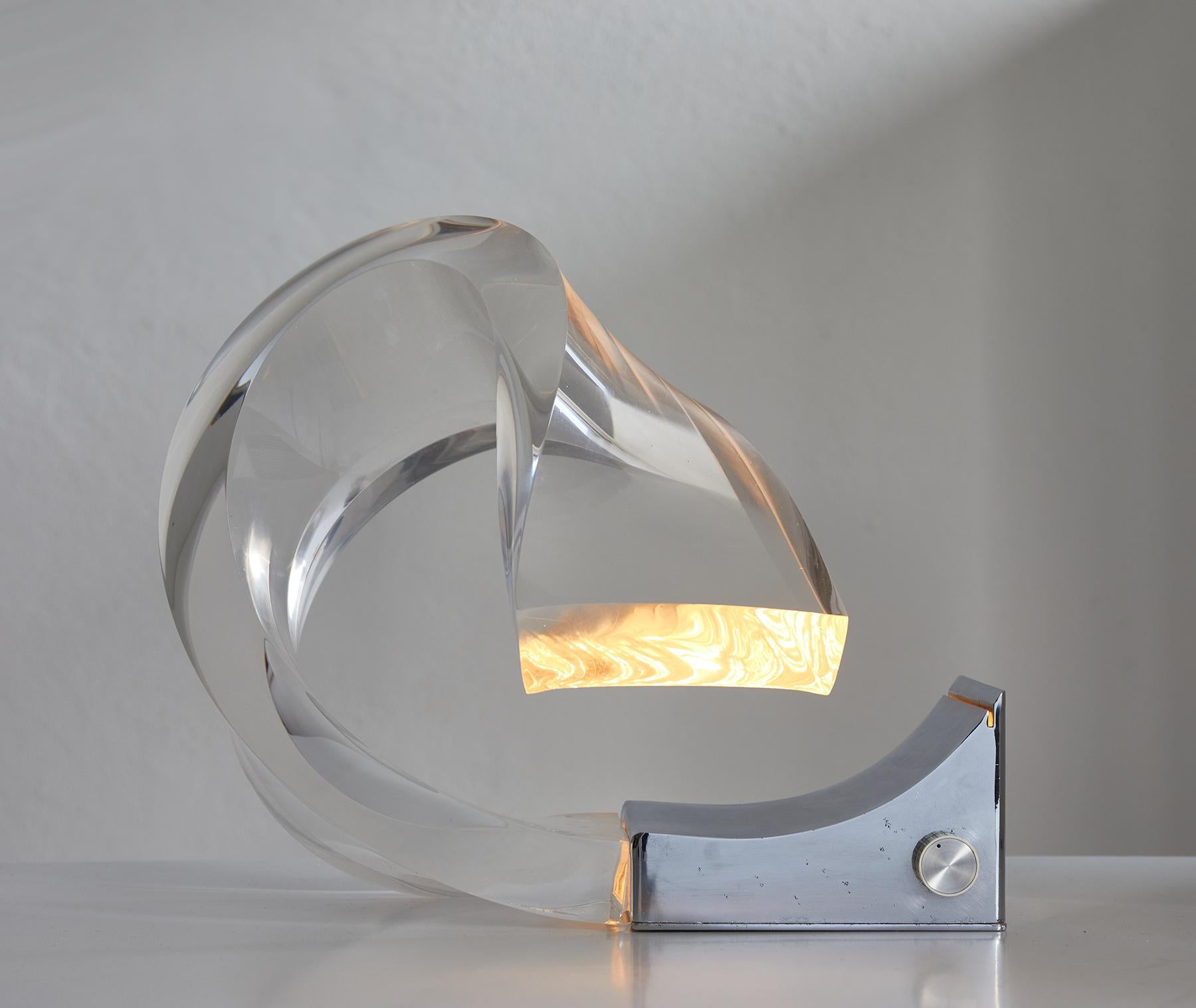 Wonderful table lamp by Gaetano Missaglia. Missaglia is an Italian designer known for his lighting sculptures in the wake of avant garde lighting designs by New Lamp, Giacomo Benevelli or Giuseppe Ravasio.

The light source is situated at the inside