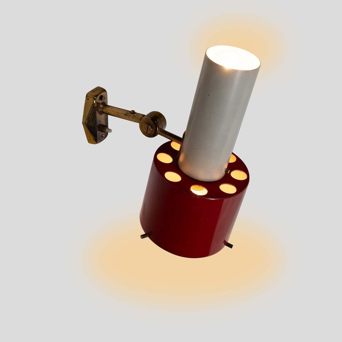 Mid-Century Modern Italian design Red and white lacquered up down wall light by Stilnovo For Sale