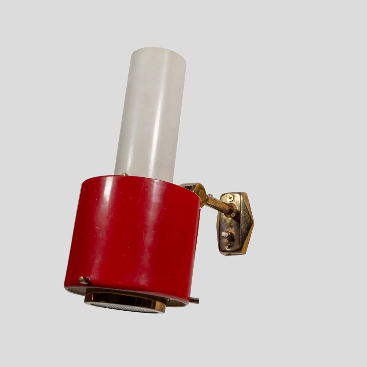 Mid-20th Century Italian design Red and white lacquered up down wall light by Stilnovo For Sale