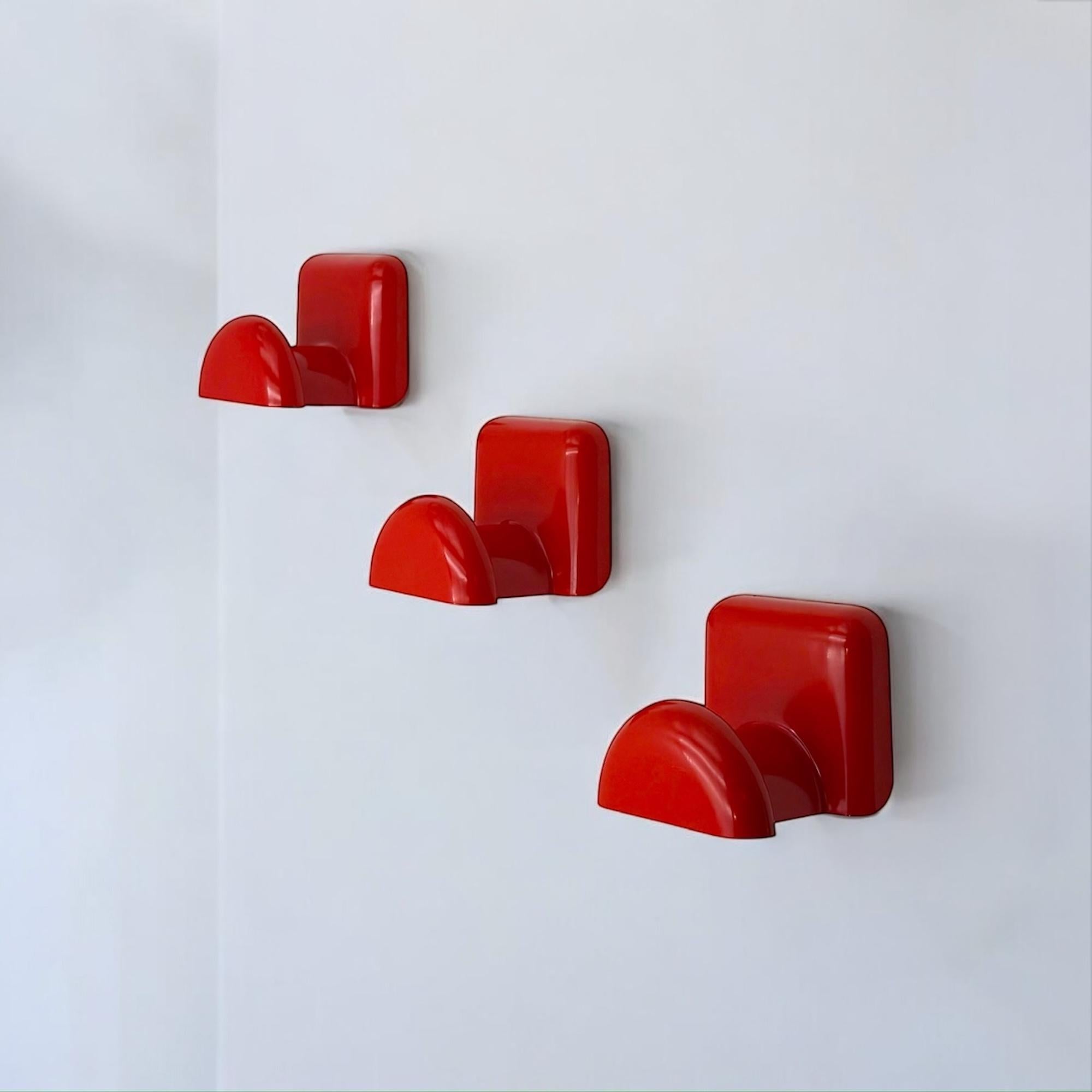 Raro juego de tres ganchos de pared de diseño italiano de Bilumen, con estilo de Castiglioni, Gaviraghi y Lanza.

Fabricados en la década de 1980, estos ganchos son de policarbonato rojo sólido, duraderos, brillantes e inconfundiblemente atrevidos.
