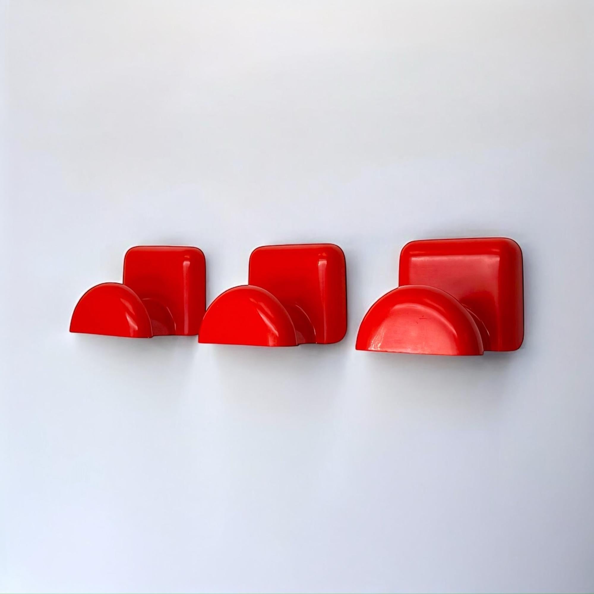 Colgadores de pared rojos de diseño italiano de Castiglioni para Bilumen, set de 3 Industrial en venta