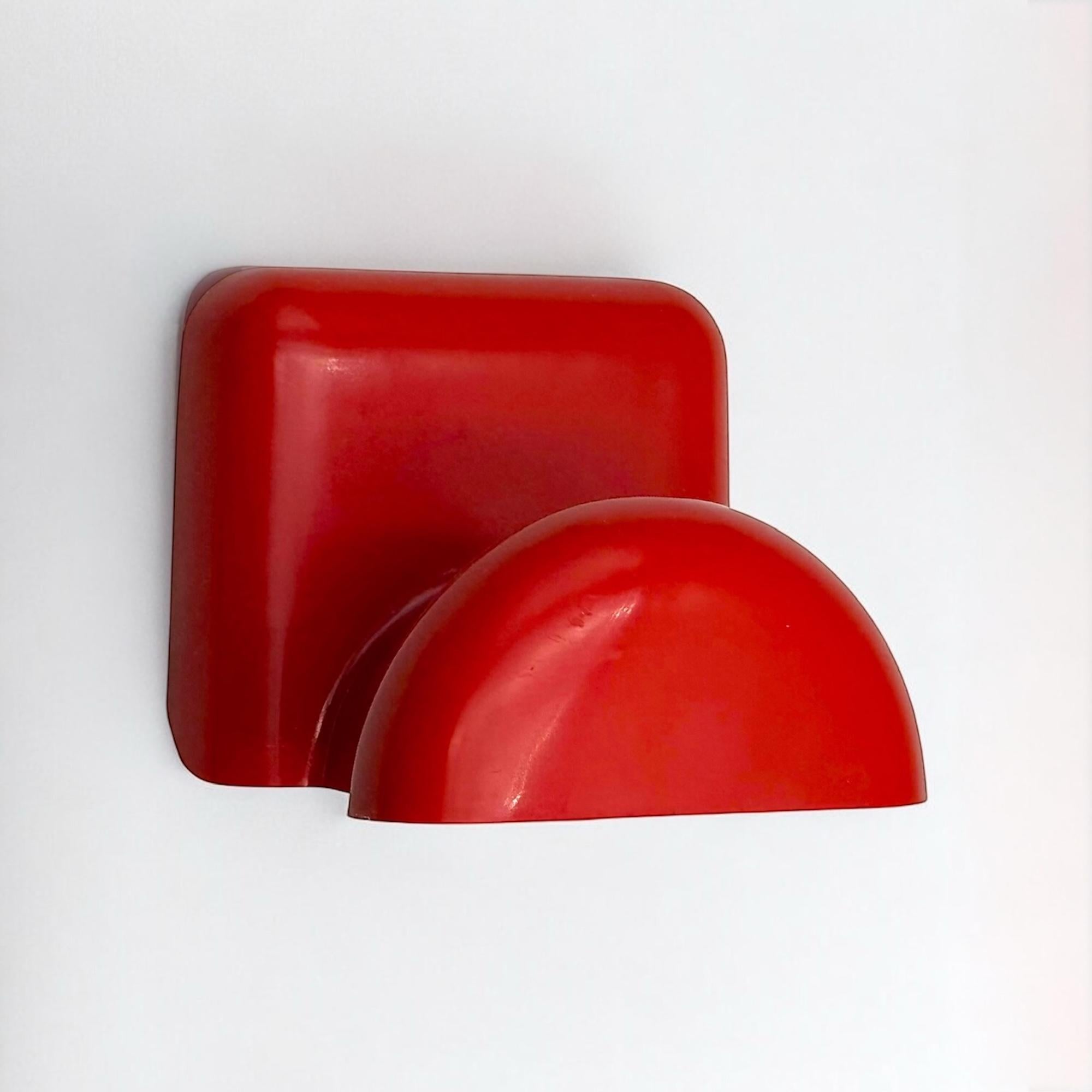 Colgadores de pared rojos de diseño italiano de Castiglioni para Bilumen, set de 3 en Bueno estado para la venta en San Benedetto Del Tronto, IT