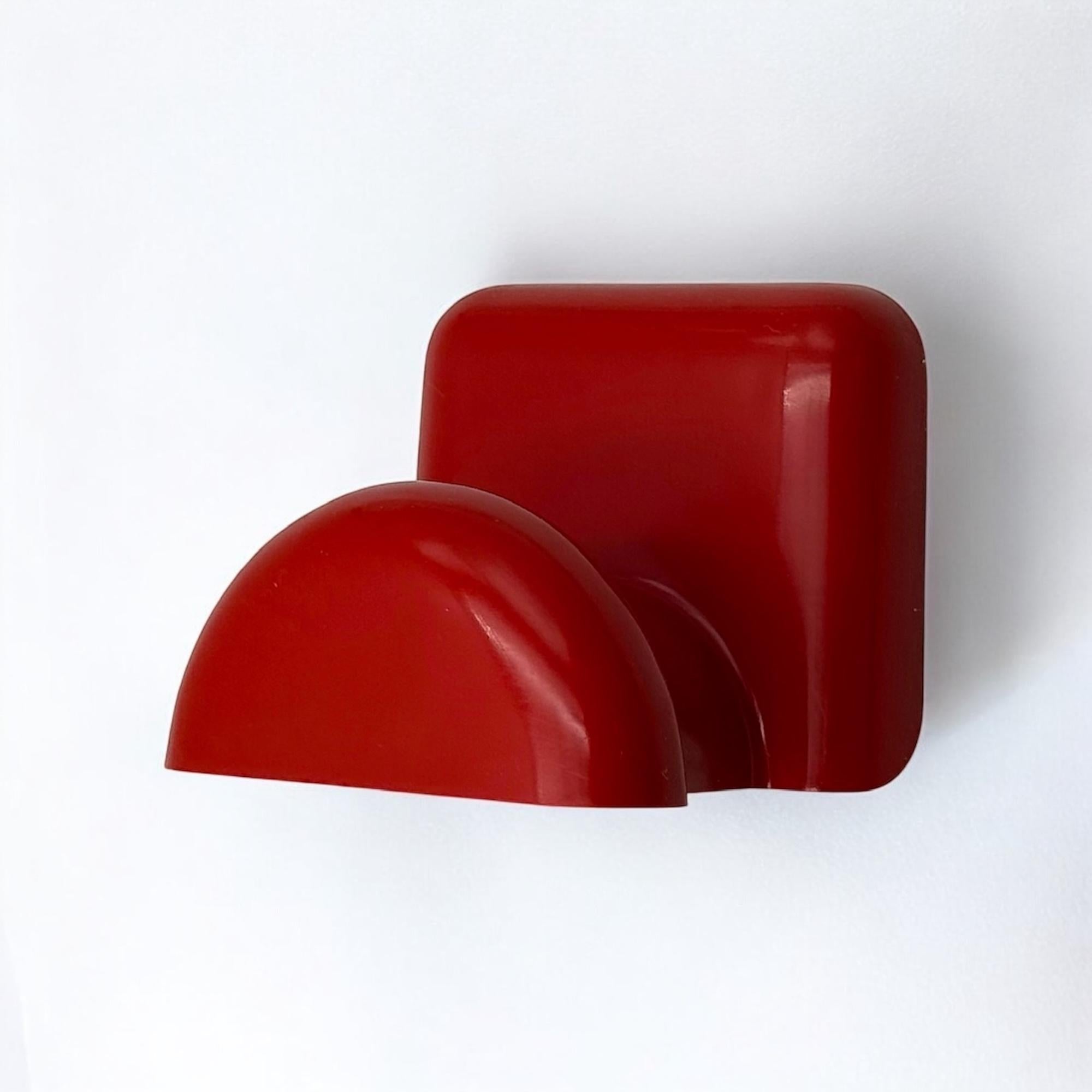 Colgadores de pared rojos de diseño italiano de Castiglioni para Bilumen, set de 3 finales del siglo XX en venta