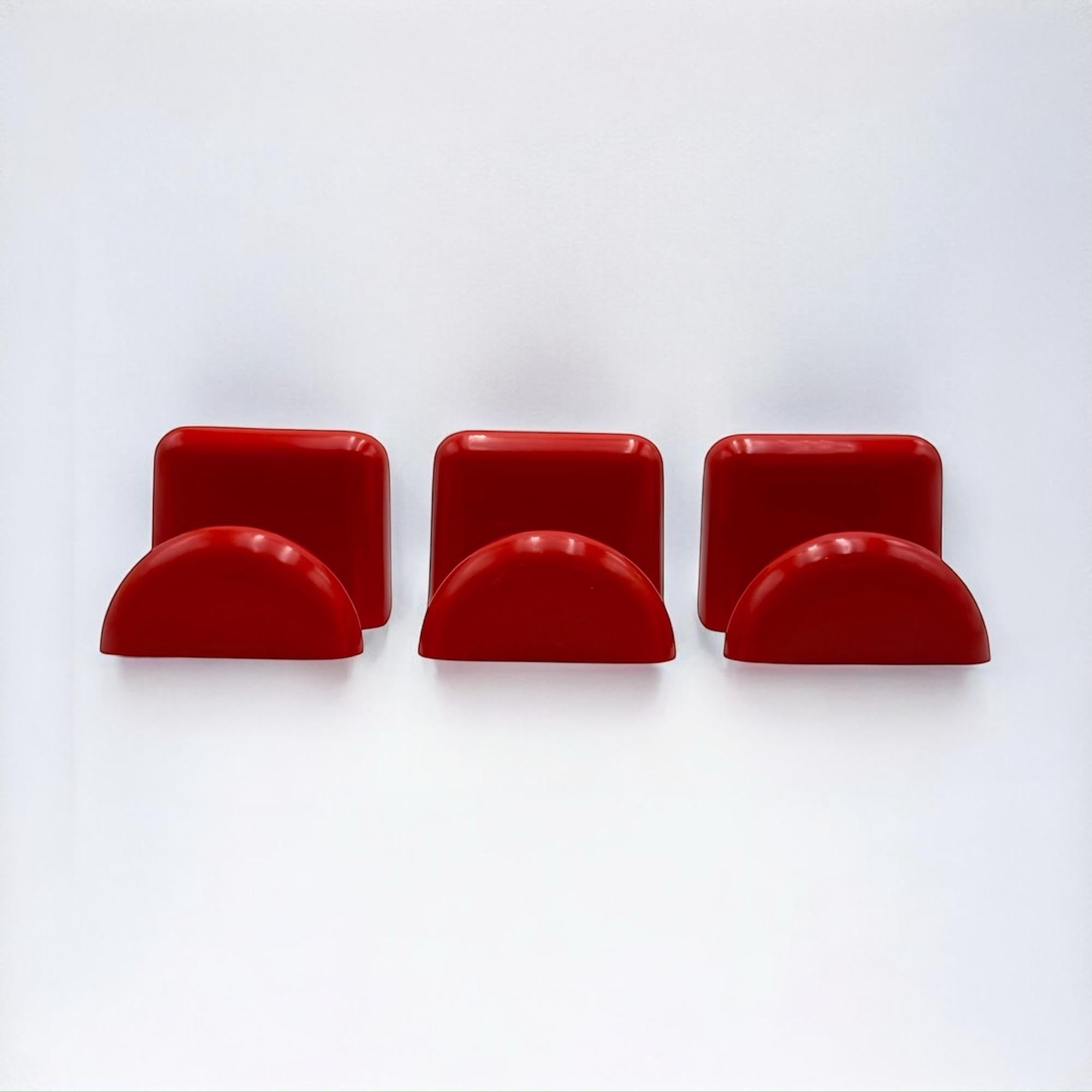 Colgadores de pared rojos de diseño italiano de Castiglioni para Bilumen, set de 3 en venta 2