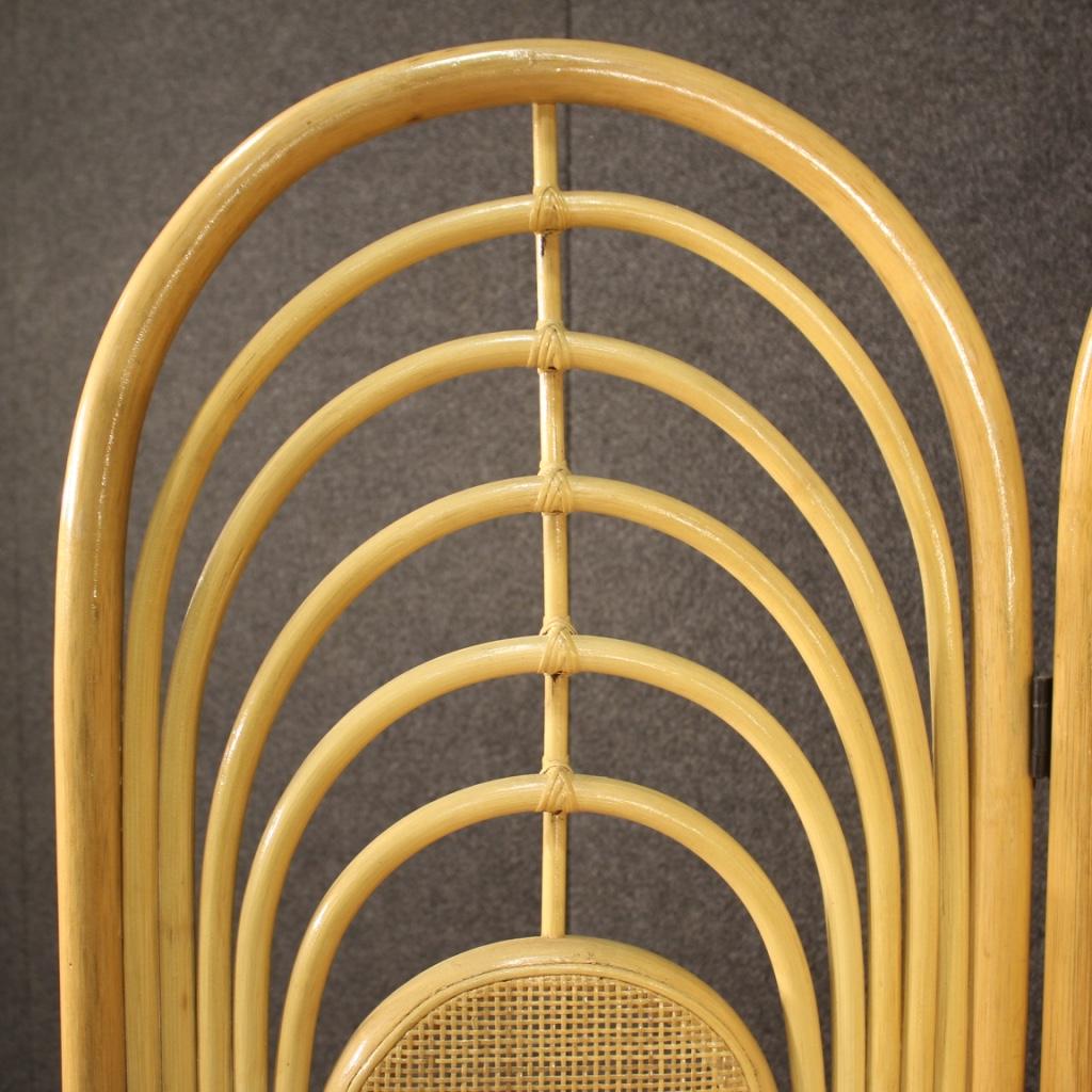 Italian design screen from the 1970s-1980s. Furniture in exotic wood and woven wood made up of four panels with a length of 46 cm each. Screen finished from the center of beautiful size and pleasant furnishings, for antiquarians and interior
