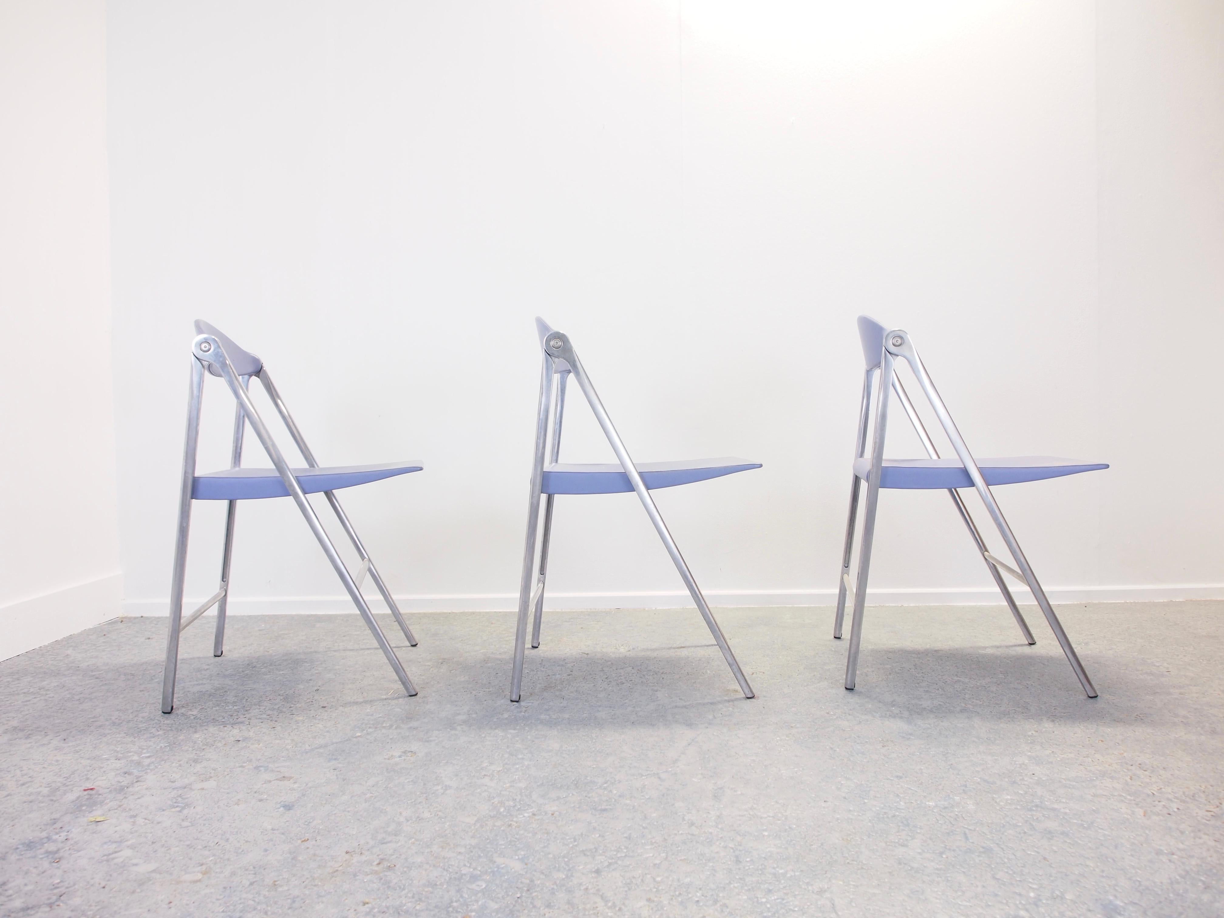 Very rare and exclusive set of 3 vintage folding chairs by Poltrona Frau with lavender/pastel blue leather upholstery.

The chairs are made of a cast aluminium ingenious folding construction with a lavender/pastel bleu leather upholstery and