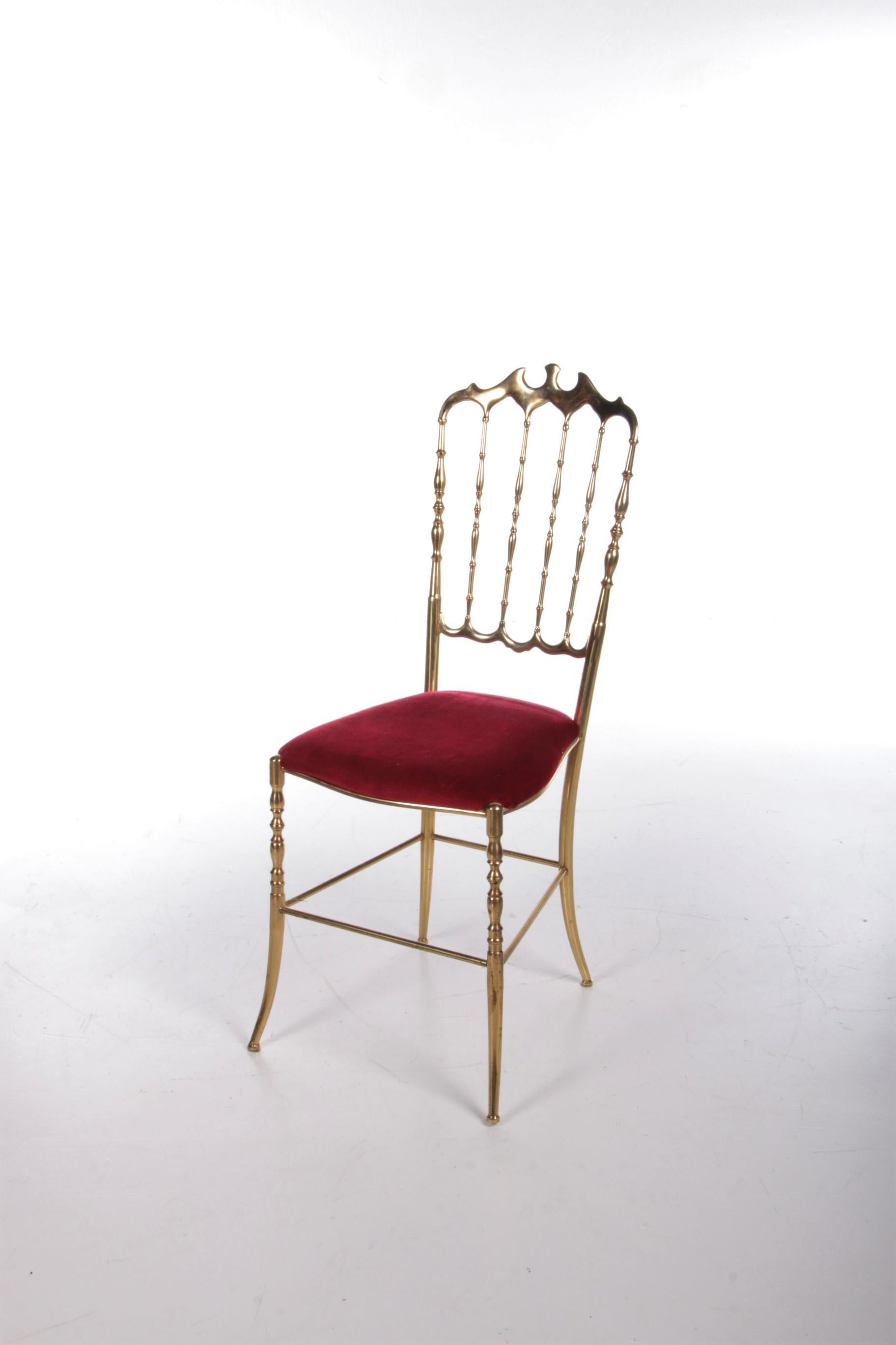 Imagine yourself in glamor and luxury with this golden/brass chair from Chiavari.

Country of origin: Italy.

Beautiful Italian design with a special design. Great for a Hollywood Regency/Dubai style or eclectic interior.

Equipped with a