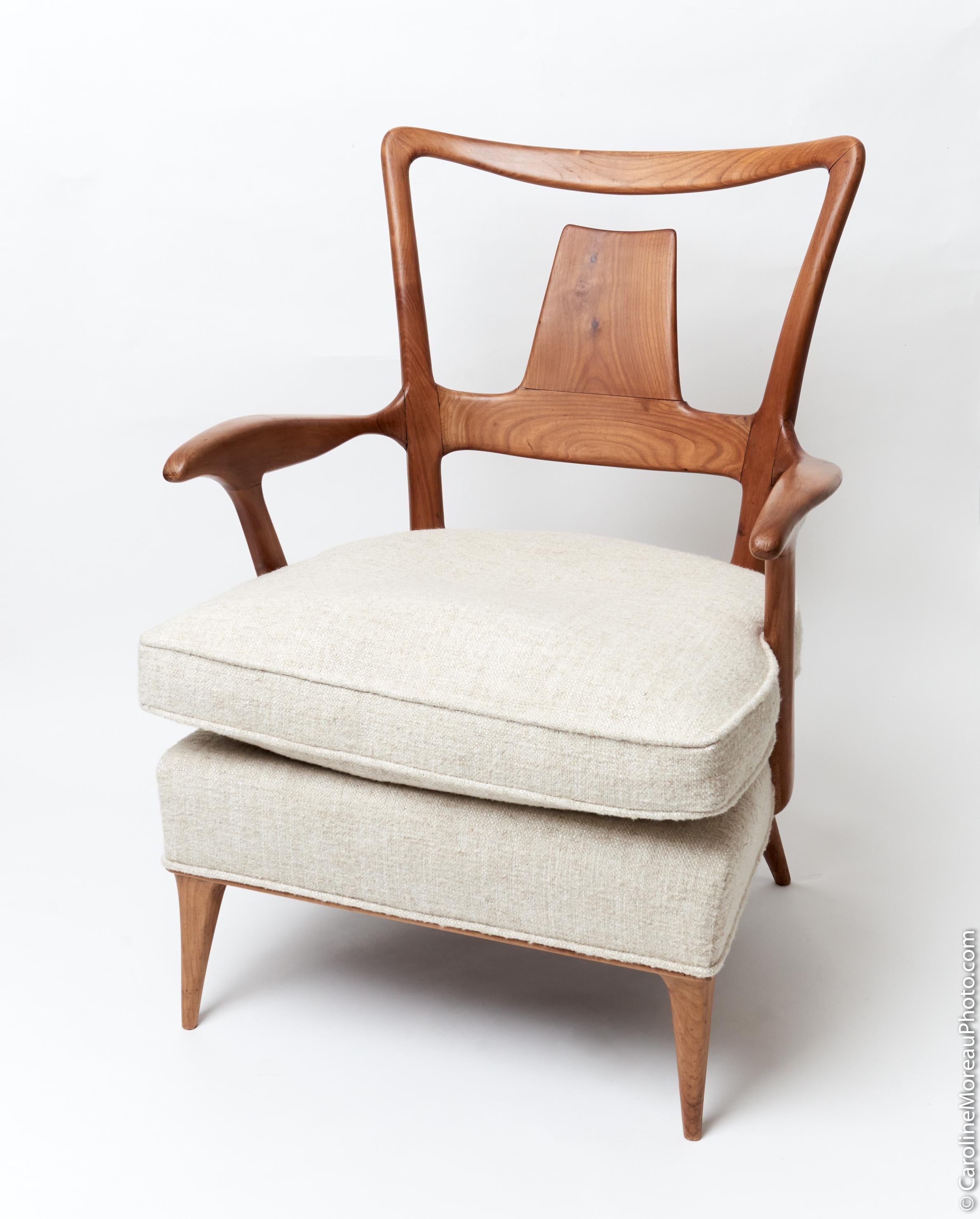 Elegant Armchair / Lounge chair : attribution Enrico Ciuti, Italy, circa 1940.
Walnut wood and new wool upholstery (Pierre Frey). 
    