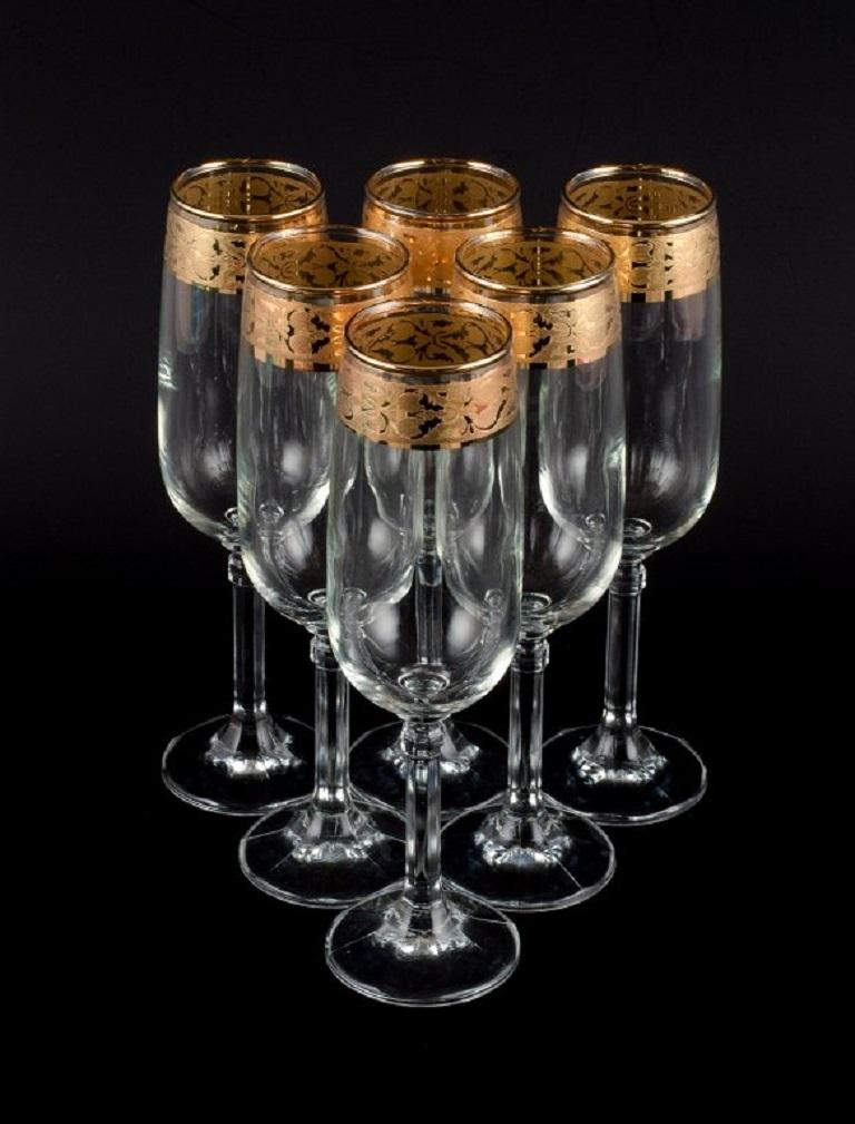 Diseño italiano, seis copas de champán de vidrio artístico transparente con borde dorado.
Aprox. años 1960-1970.
En perfecto estado.
Marcado.
Dimensiones: H 20,0 x 4,5 cm.