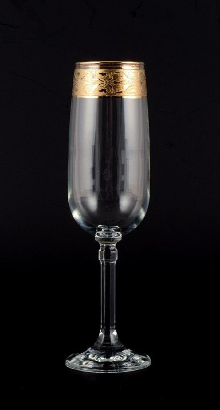 Diseño italiano, seis copas de champán de vidrio artístico transparente con borde dorado Italiano