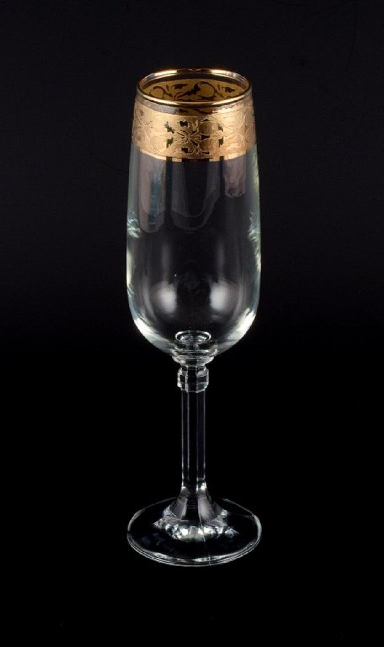 Diseño italiano, seis copas de champán de vidrio artístico transparente con borde dorado mediados del siglo XX