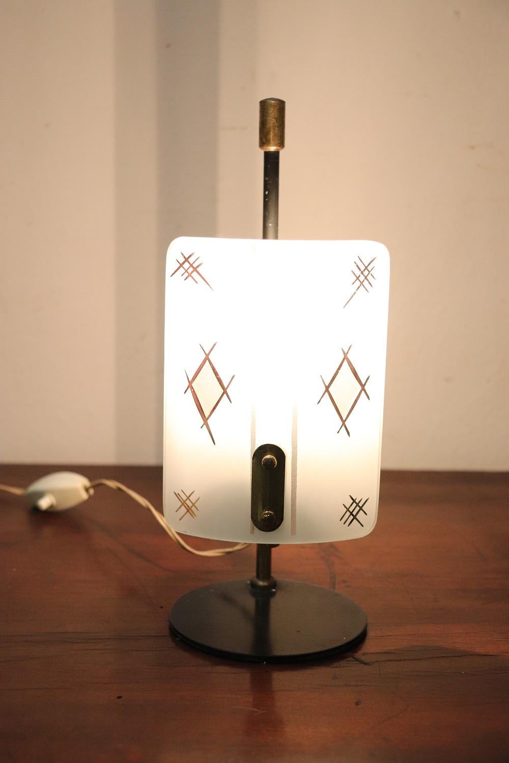 Bellissima e rara lampada da tavolo di design italiano con 1 luce interna. Realizzato in vetro di Murano e metallo dorato. Usato in buone condizioni, alcuni segni di usura nella doratura. Perfettamente funzionante.