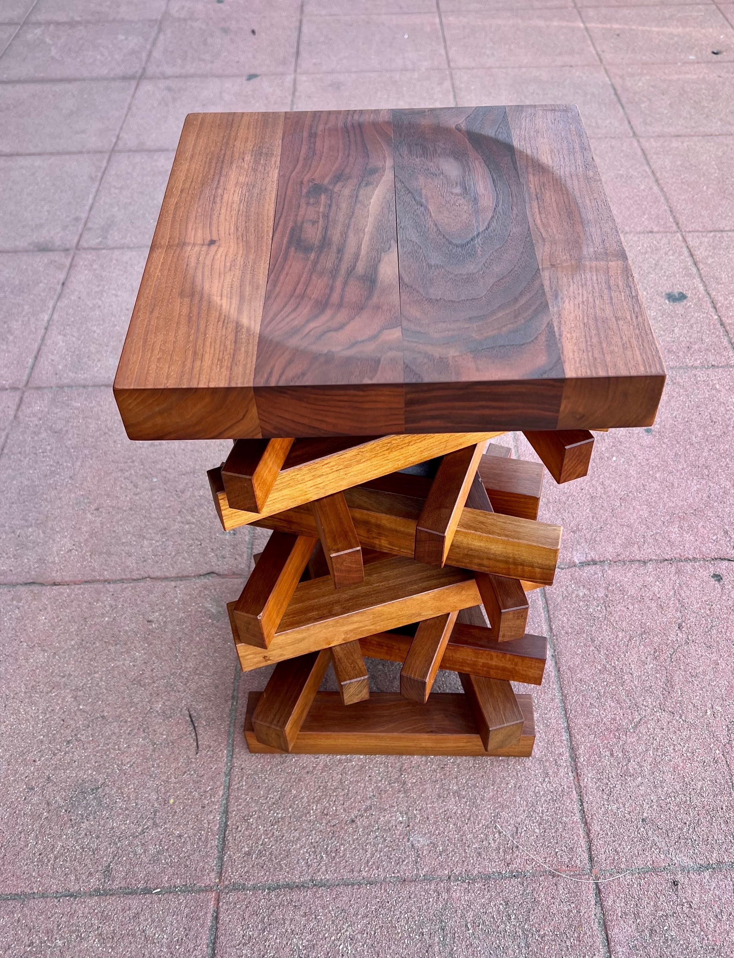 Grand tabouret/table basse Falo en noyer massif de conception italienne par Terry Dwan Bon état - En vente à San Diego, CA