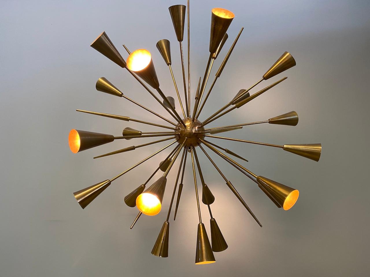 Italienisches Design Sputnik-Kronleuchter 32 Arme:: alle Messing im Zustand „Gut“ im Angebot in Rovereta, Repubblica di San Marino