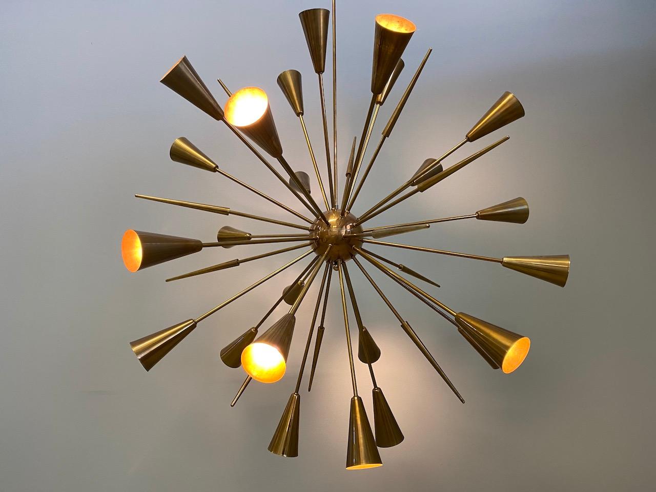 Italian Design Sputnik Chandelier 32 Arms, All Brass In Good Condition For Sale In Rovereta, SM