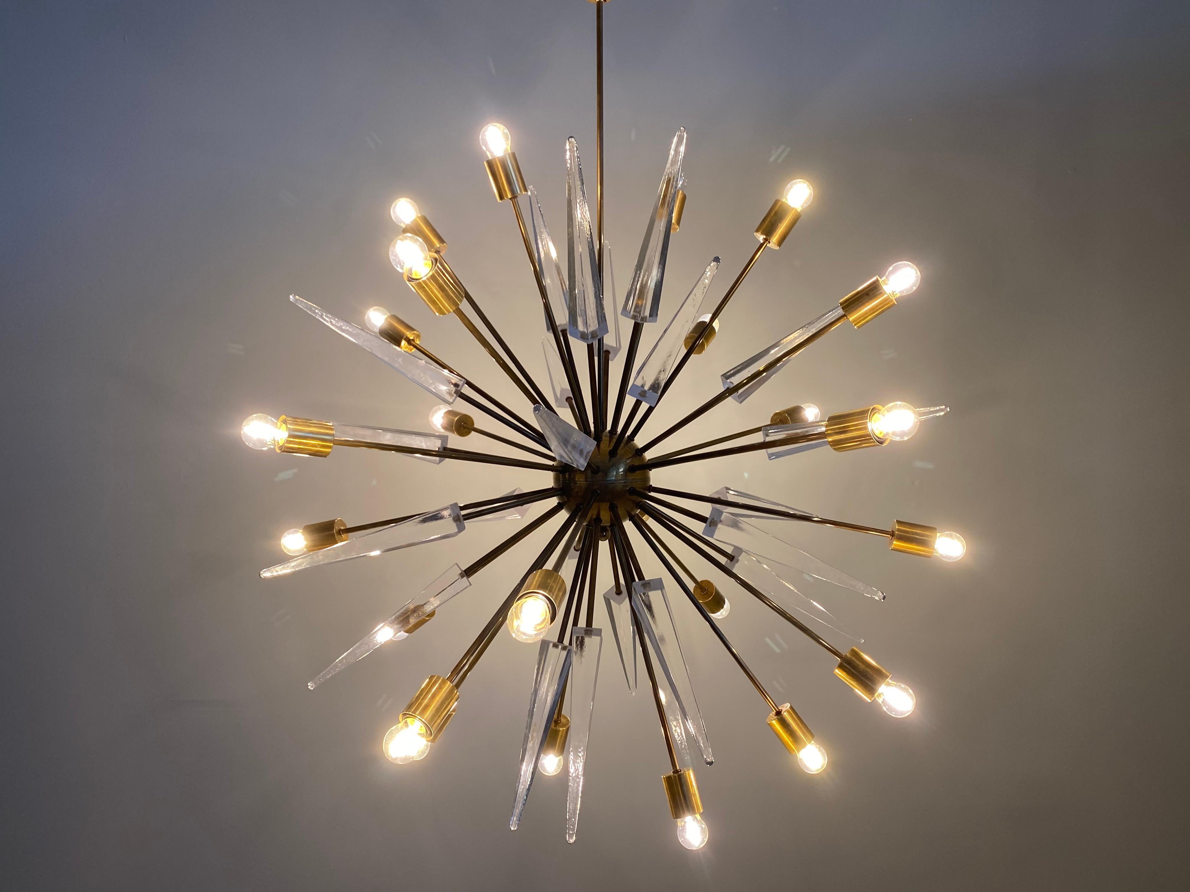 Italian design Sputnik Stilnovo chandelier 1970-1980 brass and spears in Murano.