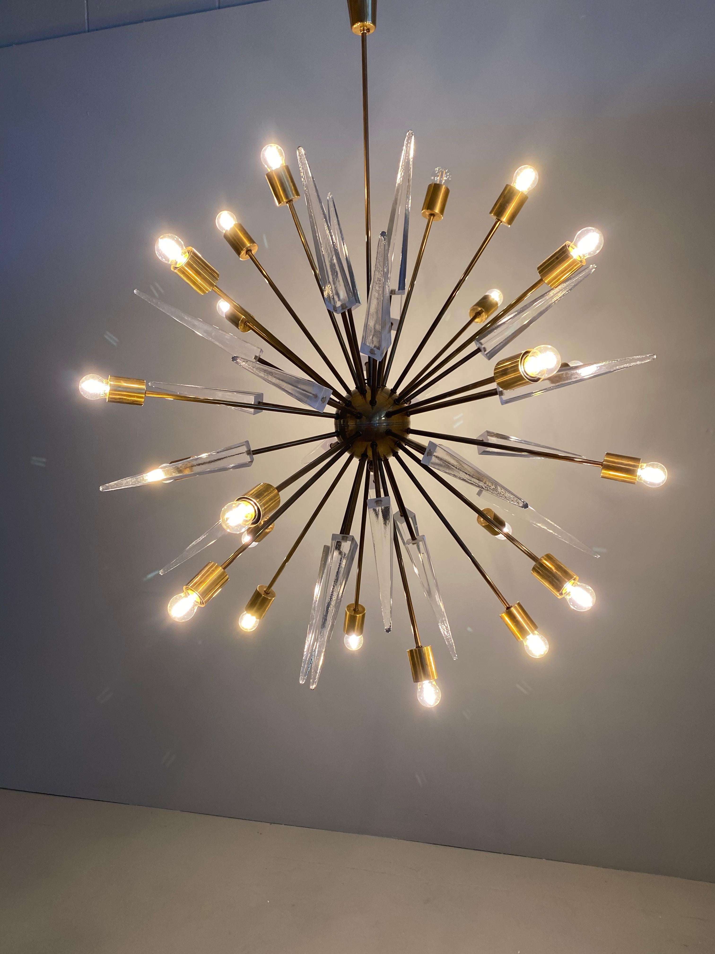 Mid-Century Modern Italian Design Sputnik Stilnovo Chandelier, Brass and Spears in Murano For Sale